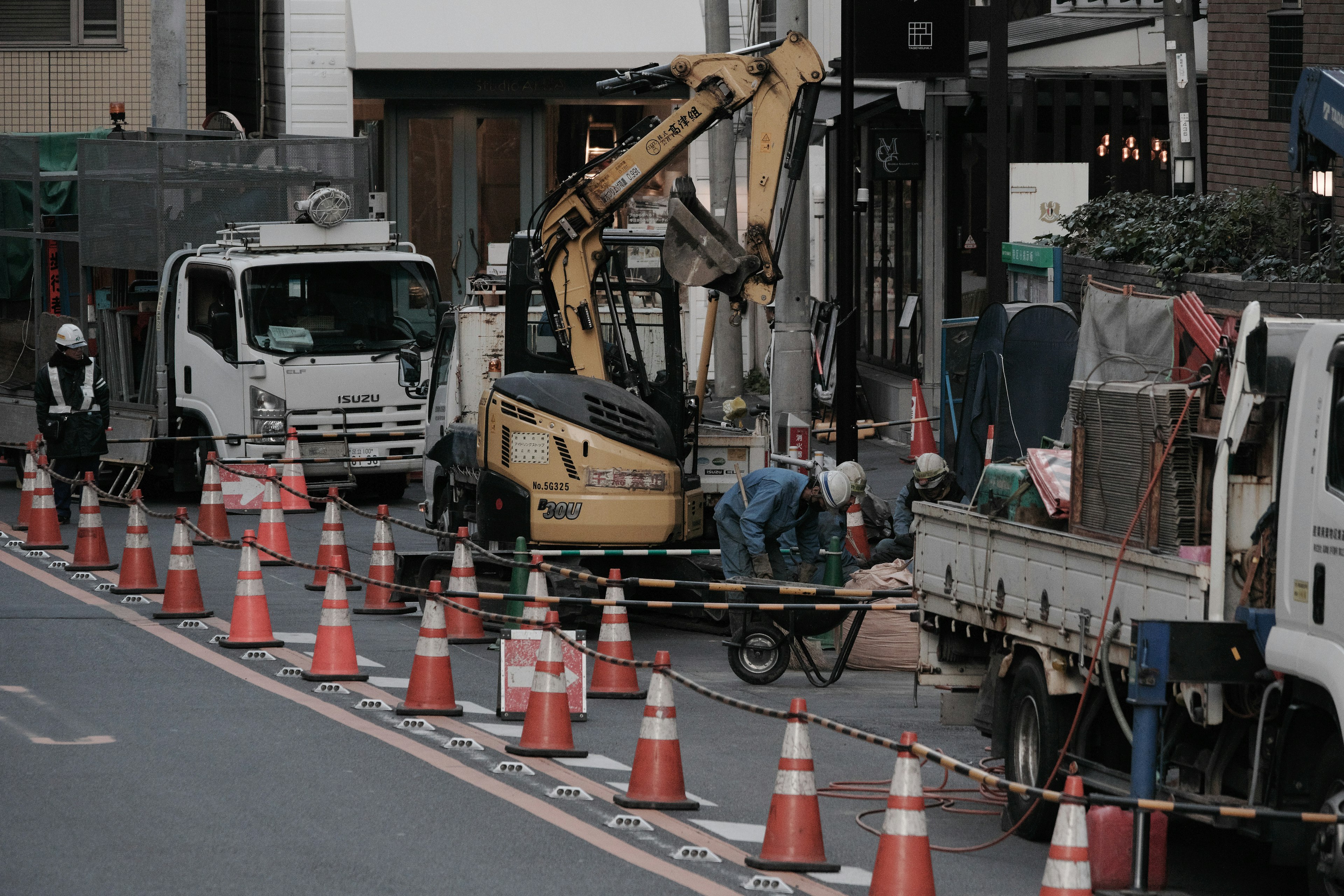 Công trường xây dựng với máy móc và công nhân trên đường