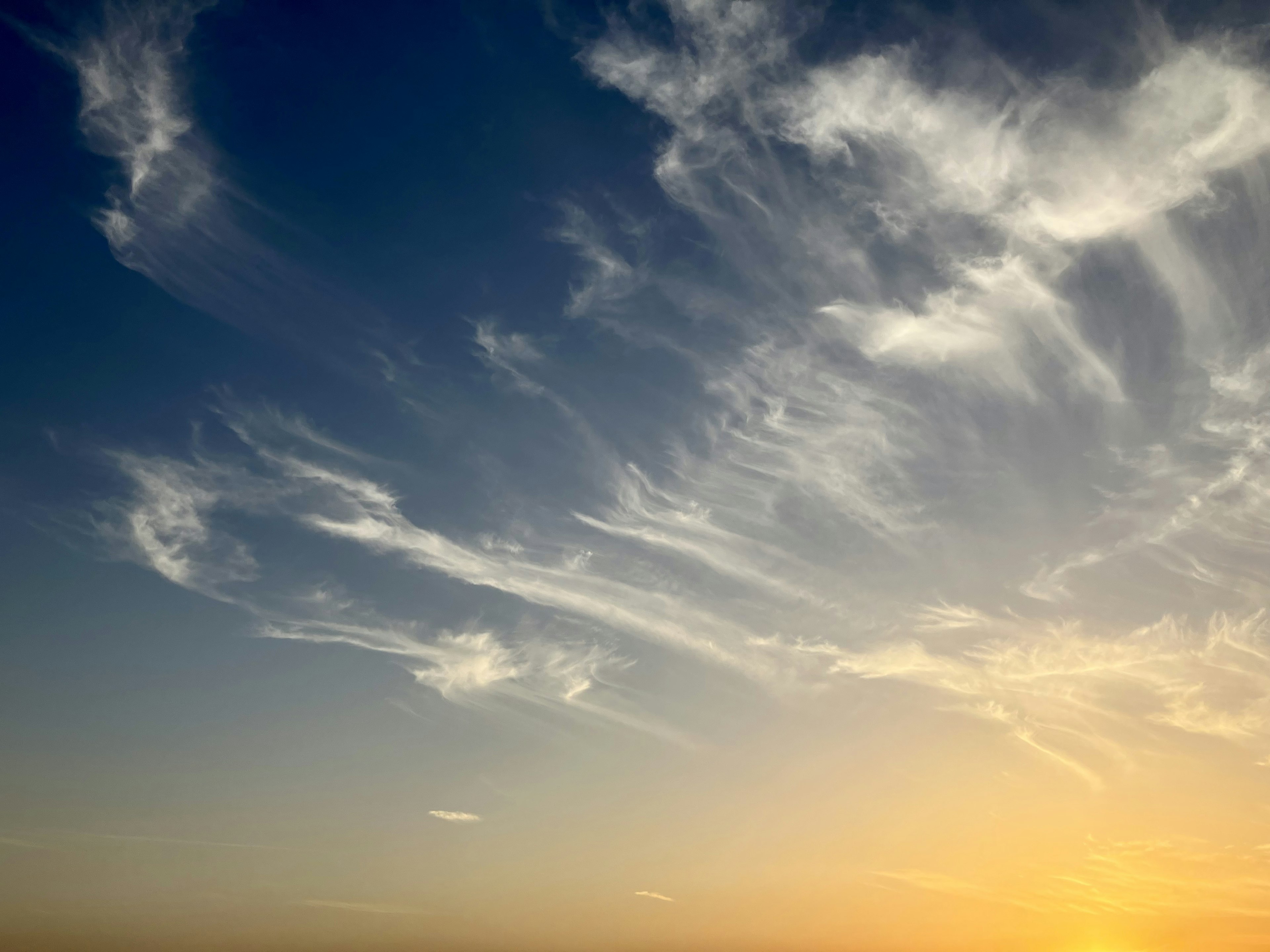 青い空に雲が広がる風景夕日の光が差し込む