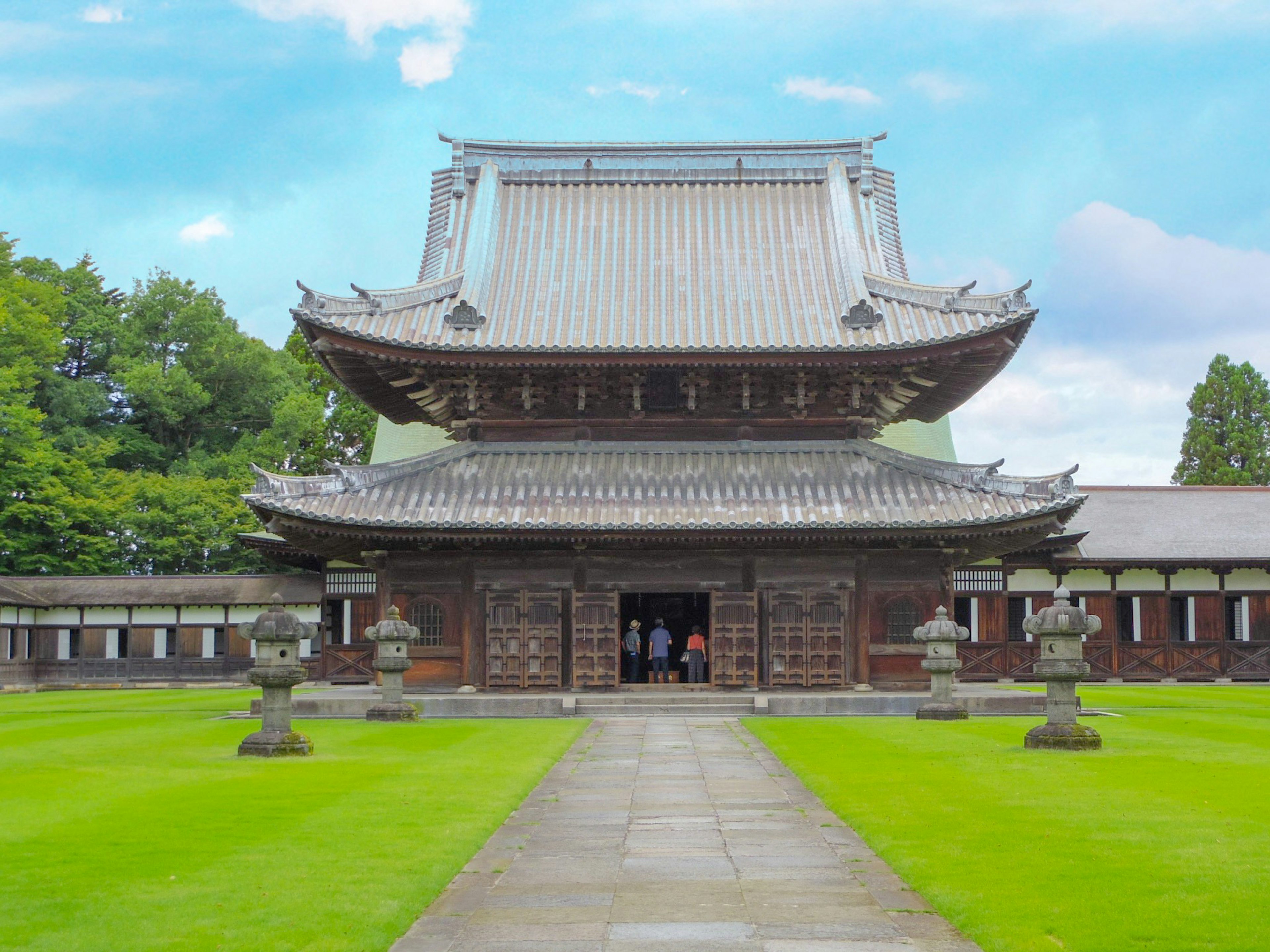 美しい日本の寺院の外観 緑の芝生と青い空が広がる