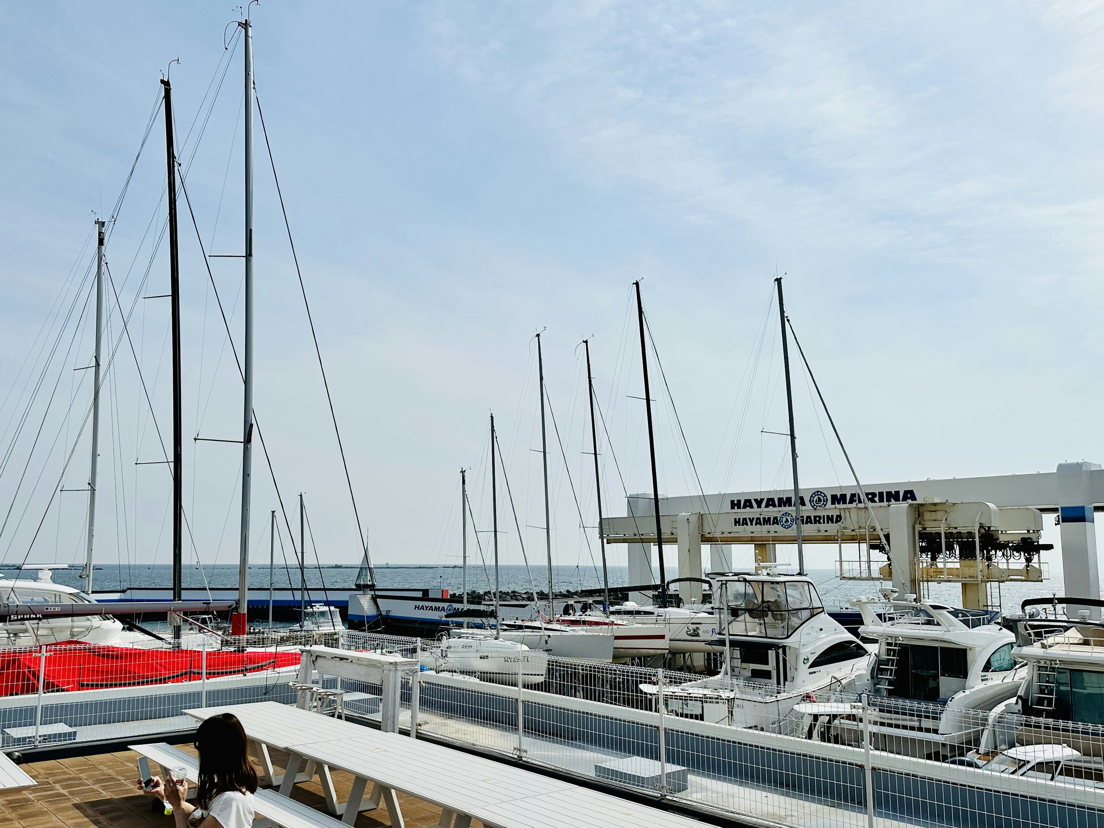 Pemandangan yacht yang berlabuh di marina dengan langit biru