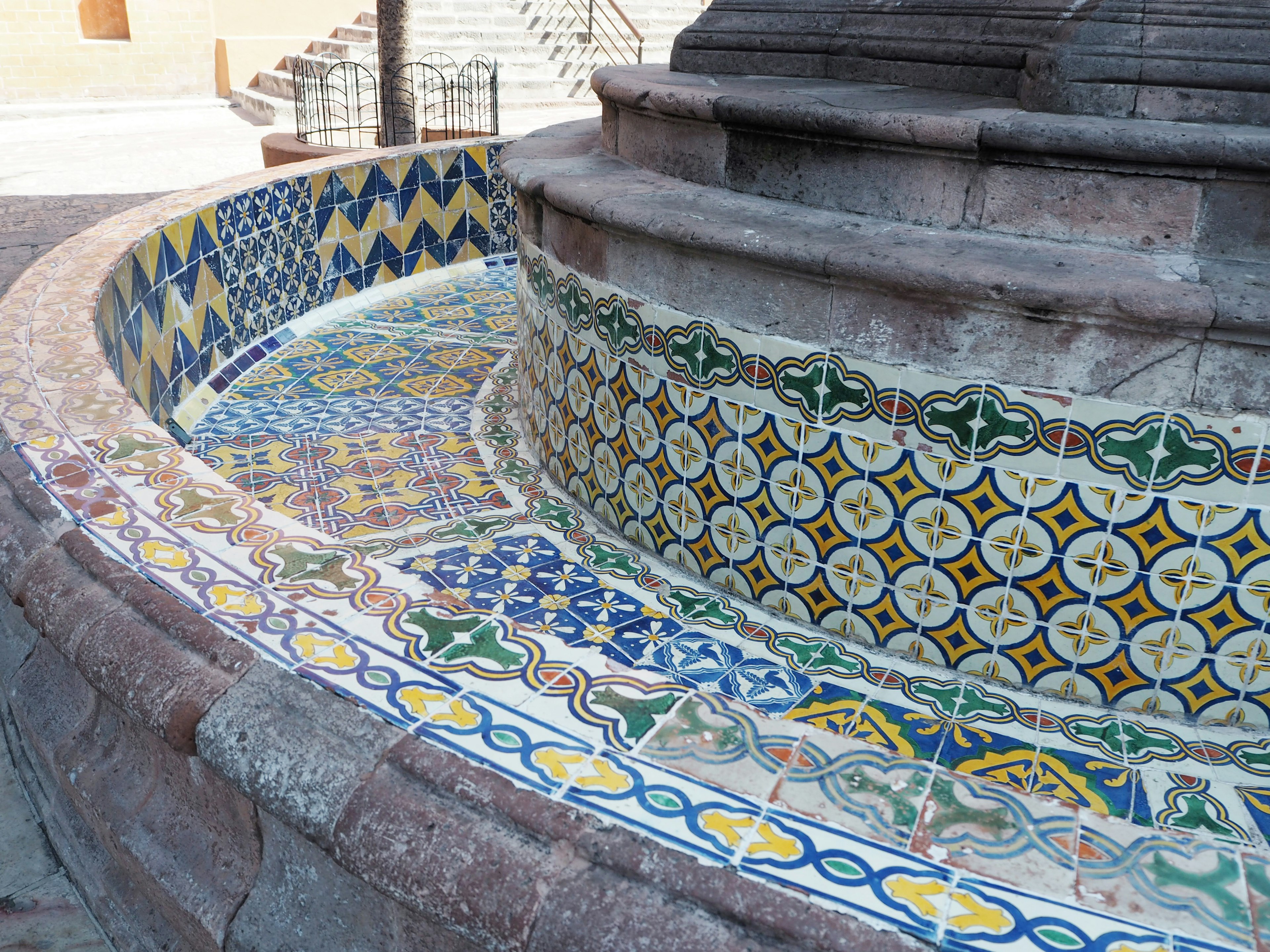 Surface carrelée colorée d'une fontaine circulaire