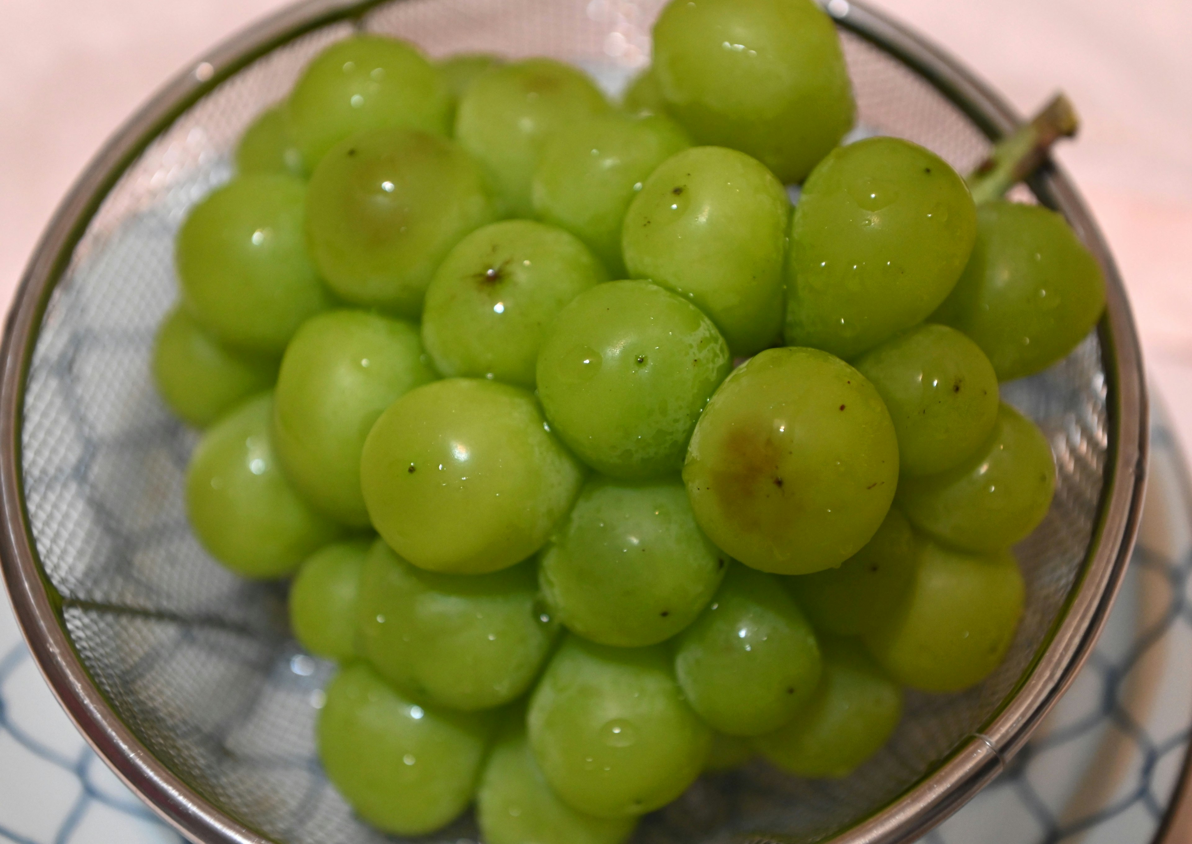 Raisins verts frais dans un bol en maille