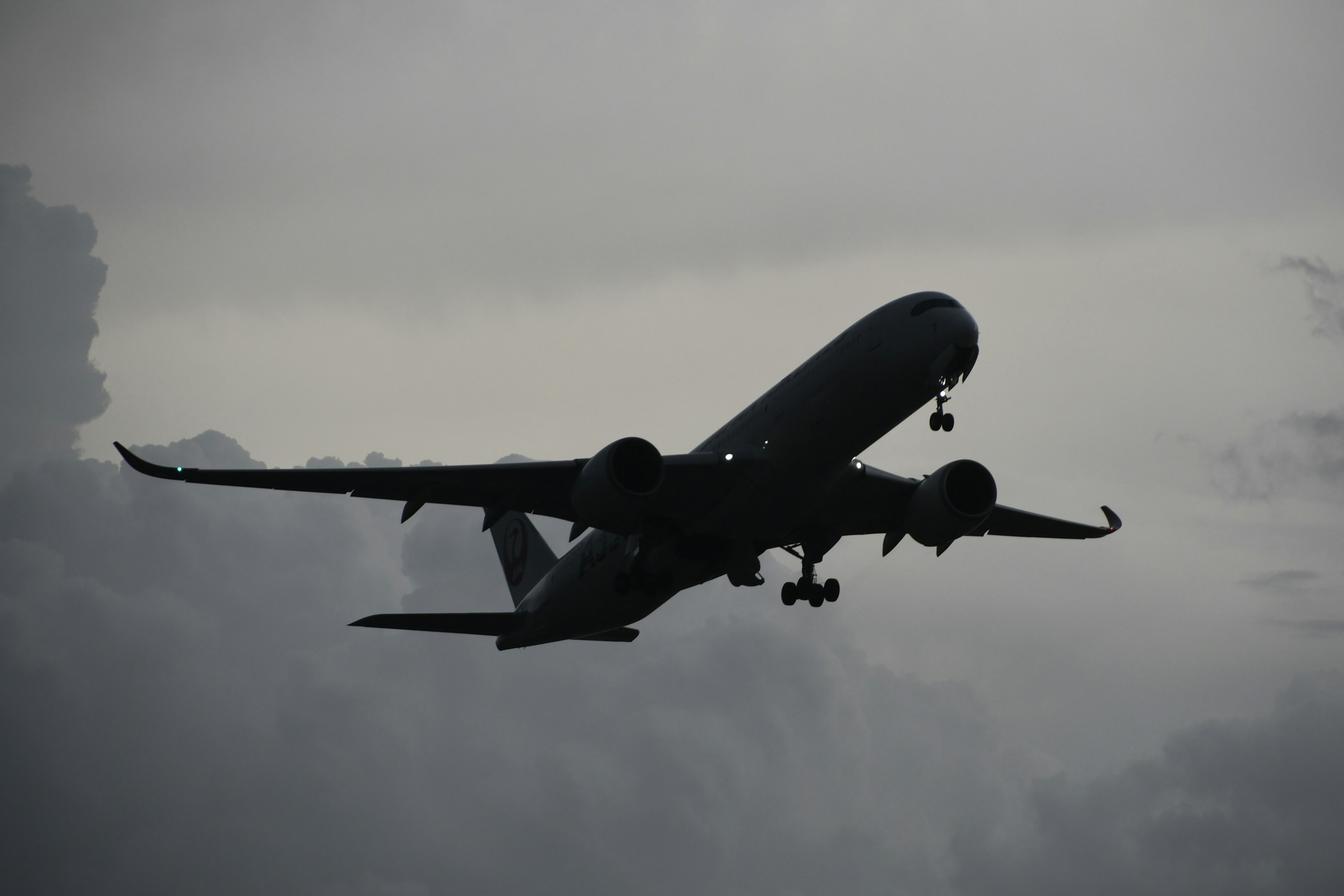 Silhouette di un aereo che vola tra le nuvole