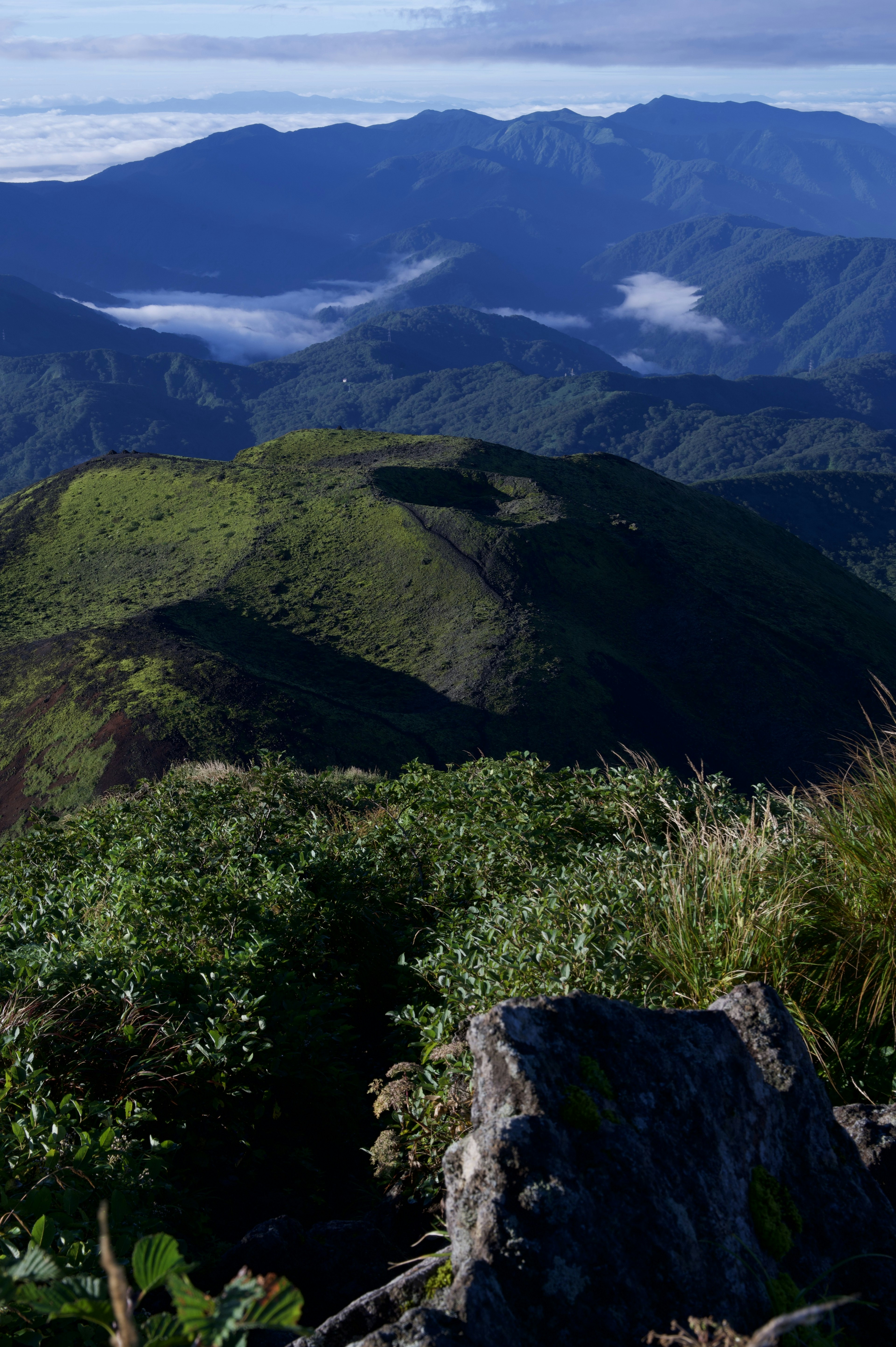 緑豊かな山々と霧のかかる谷の風景