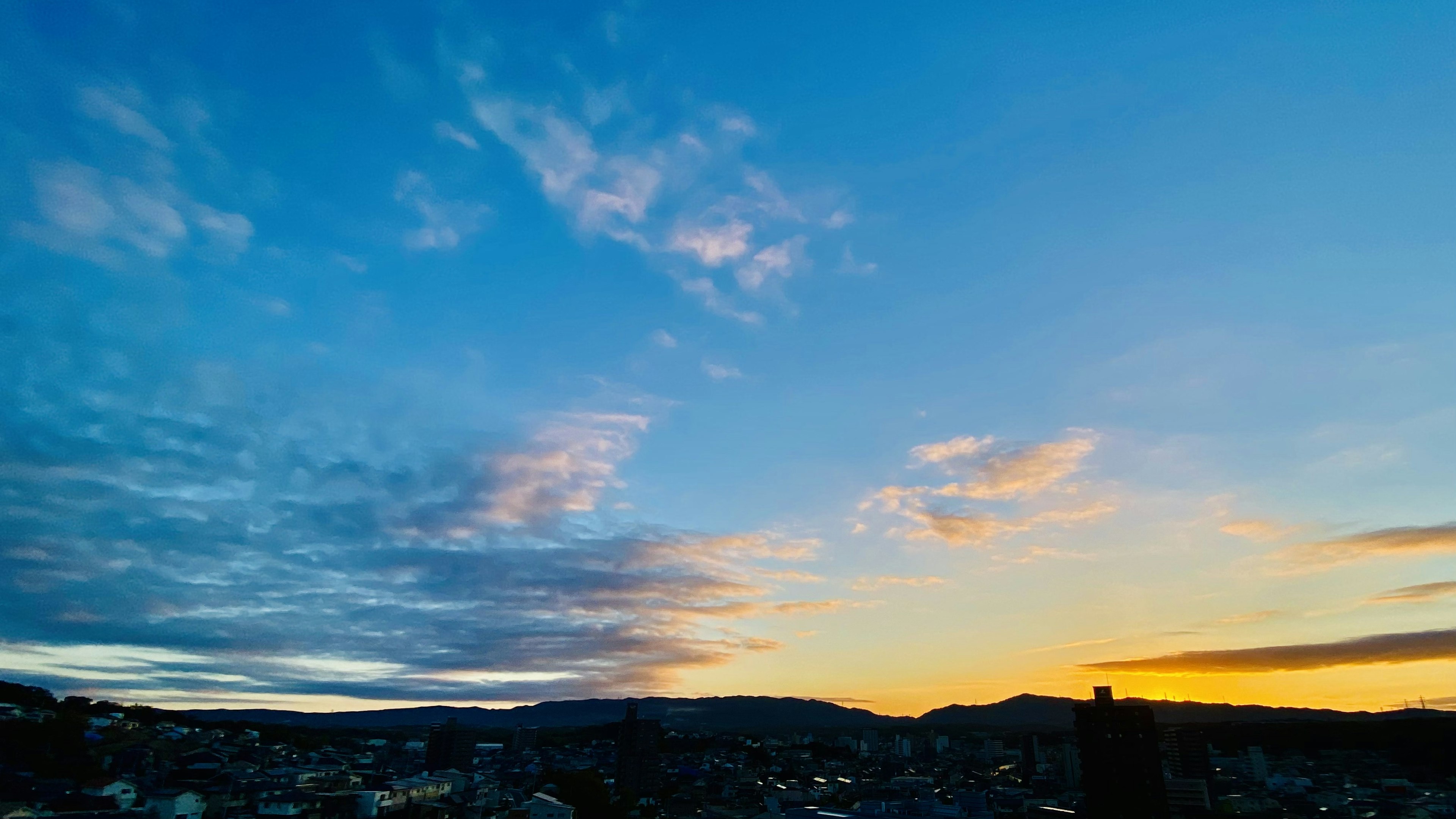 Magnifique paysage de coucher de soleil avec un dégradé d'orange dans le ciel bleu