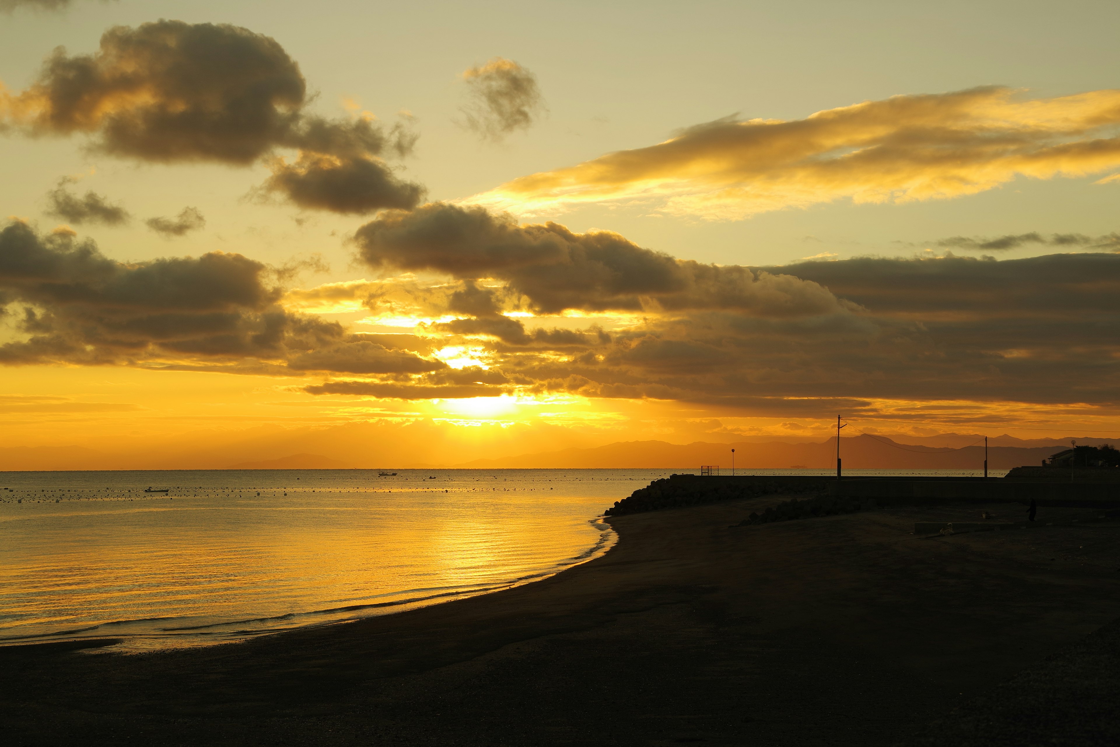 Schöne Landschaft mit Sonnenuntergang über dem Meer