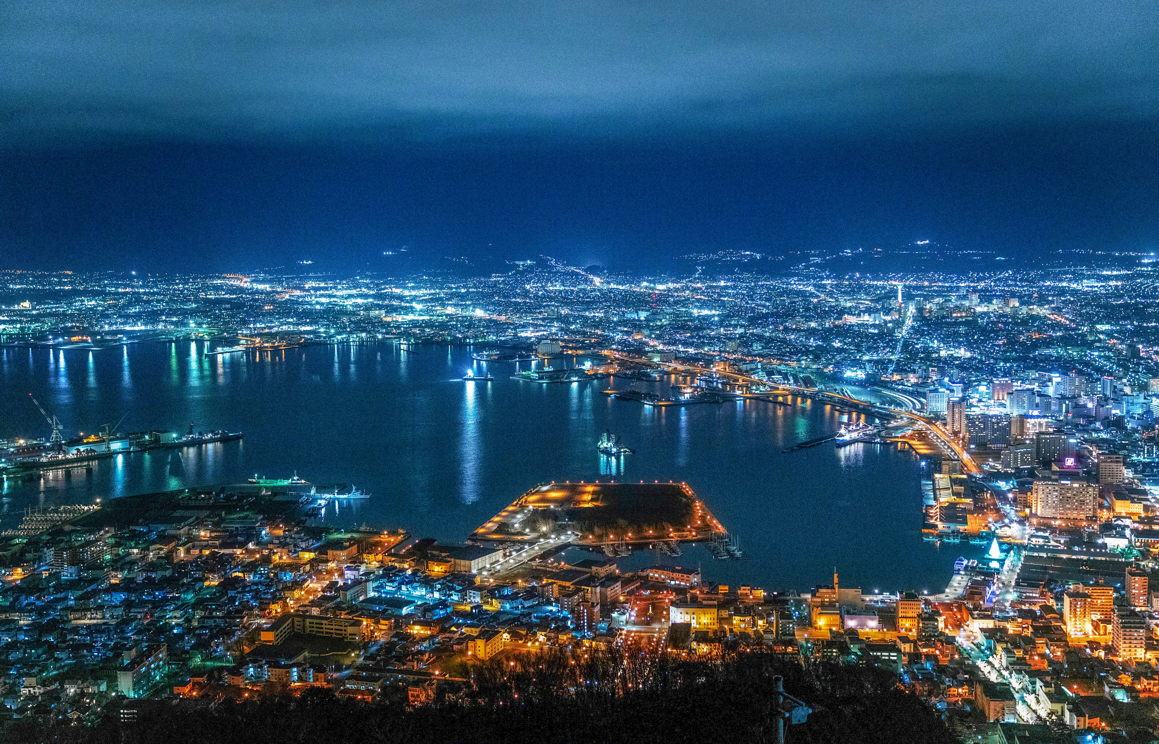 Impresionante vista panorámica de una ciudad portuaria de noche