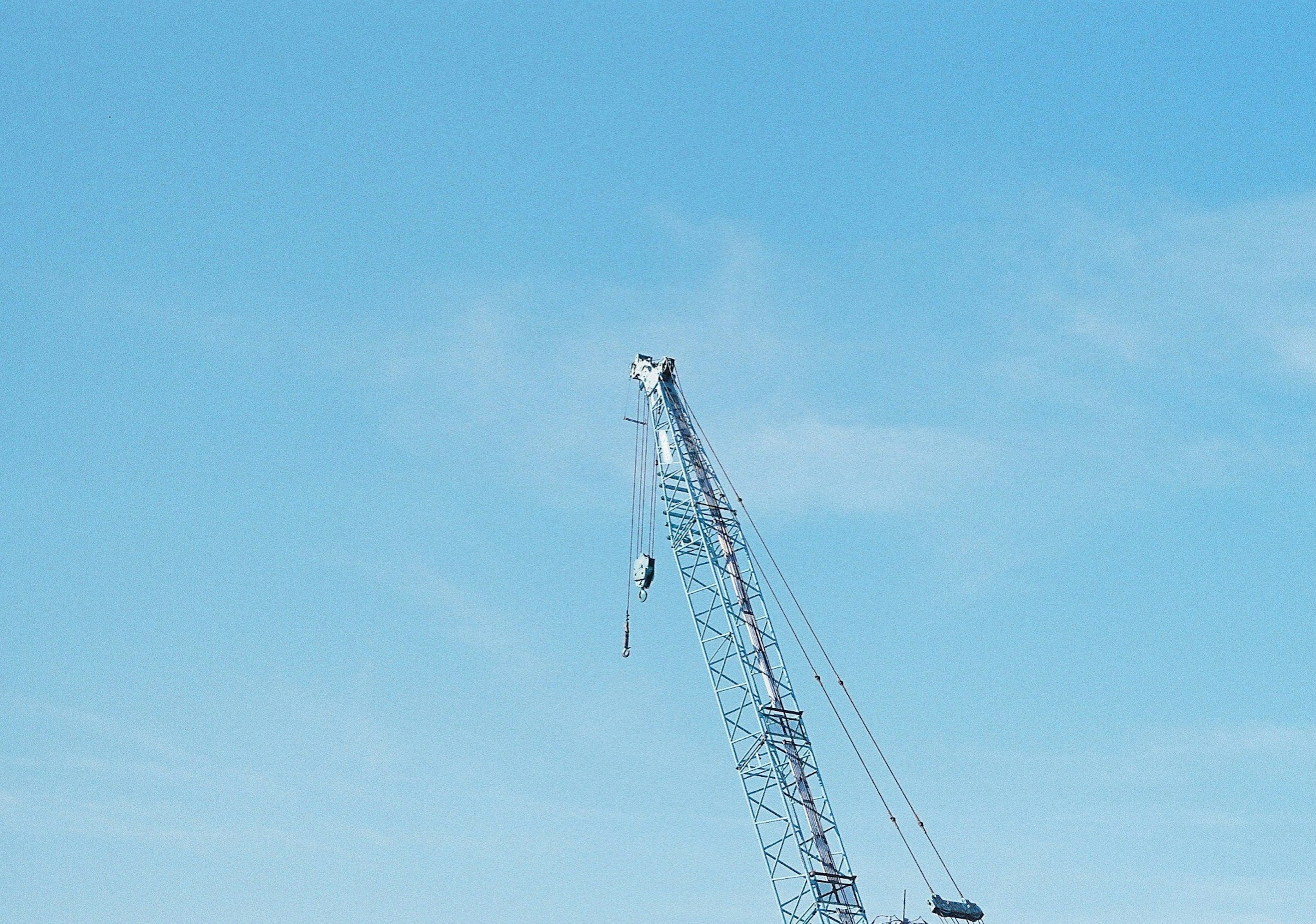 Struktur crane tinggi di bawah langit biru cerah