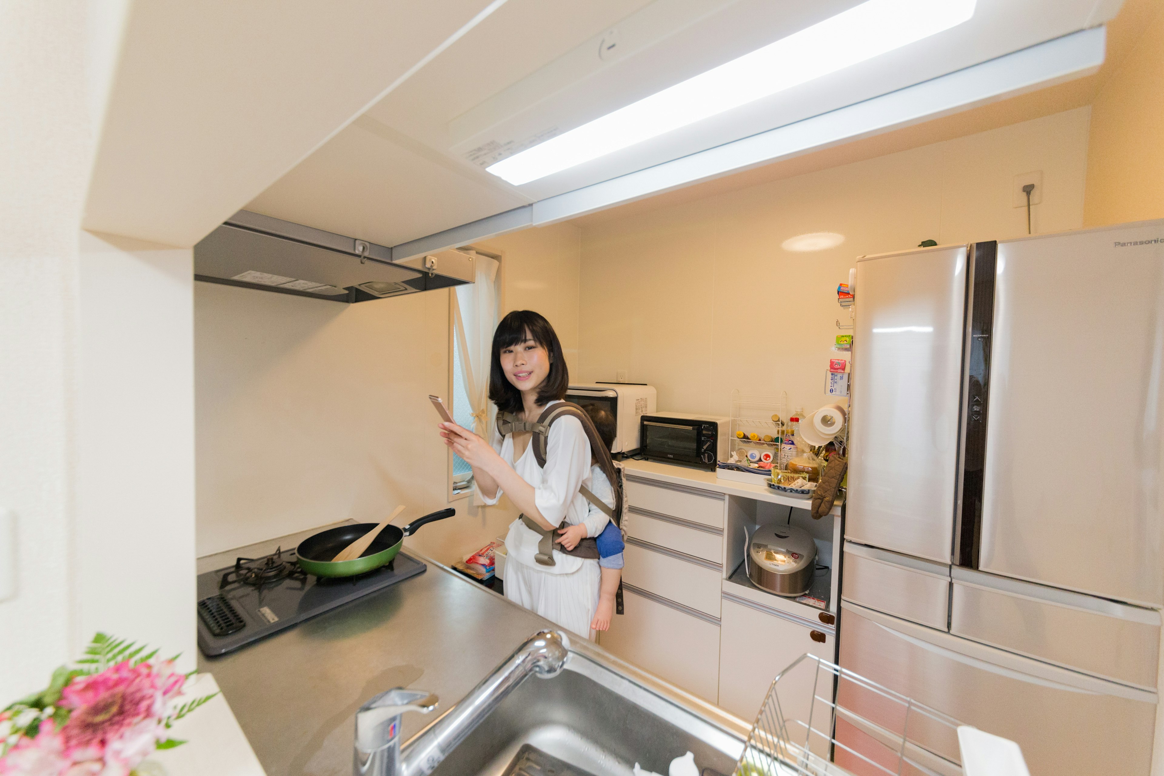 Mujer cocinando en una cocina brillante