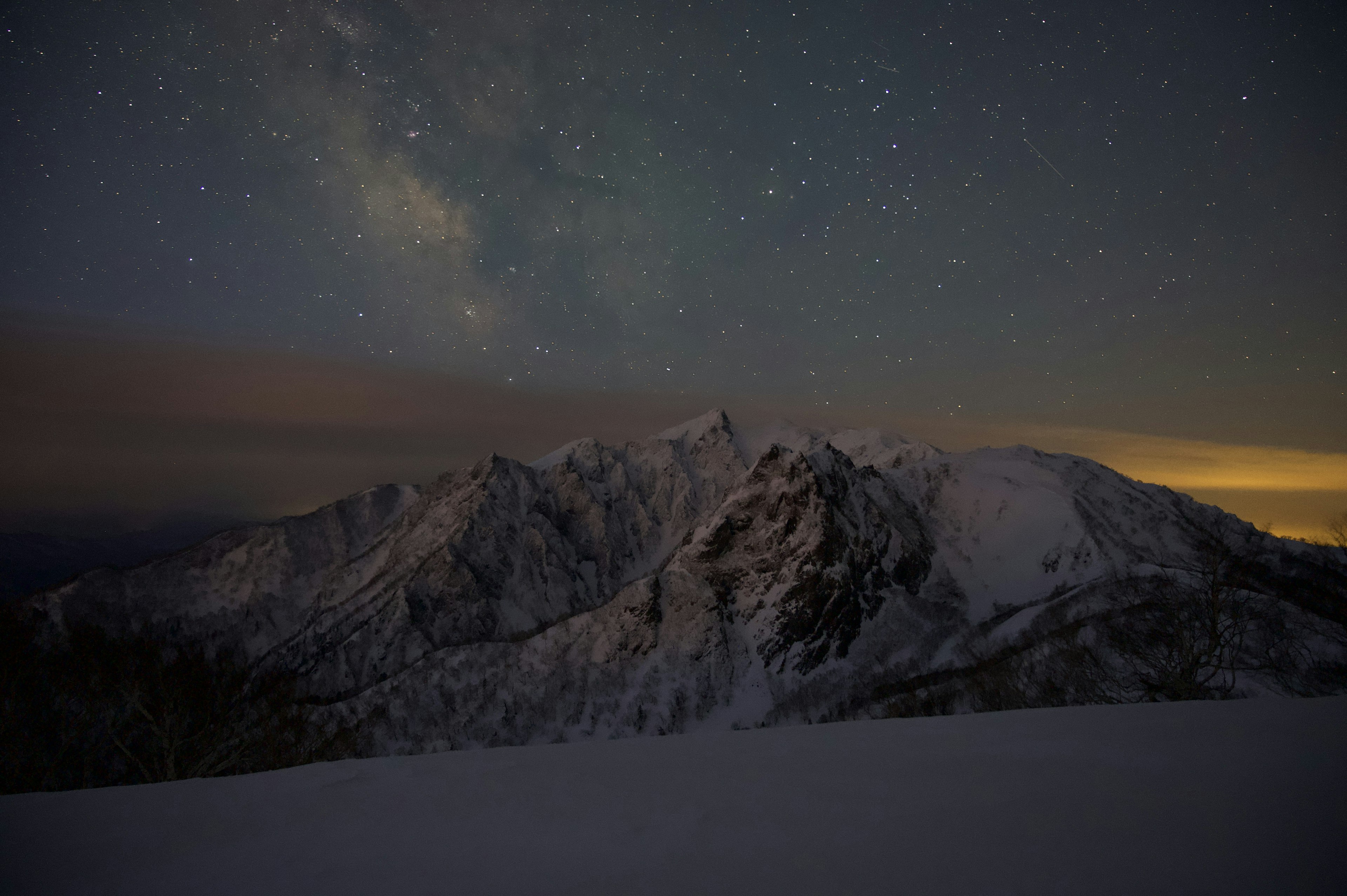 被雪覆盖的山脉和星空