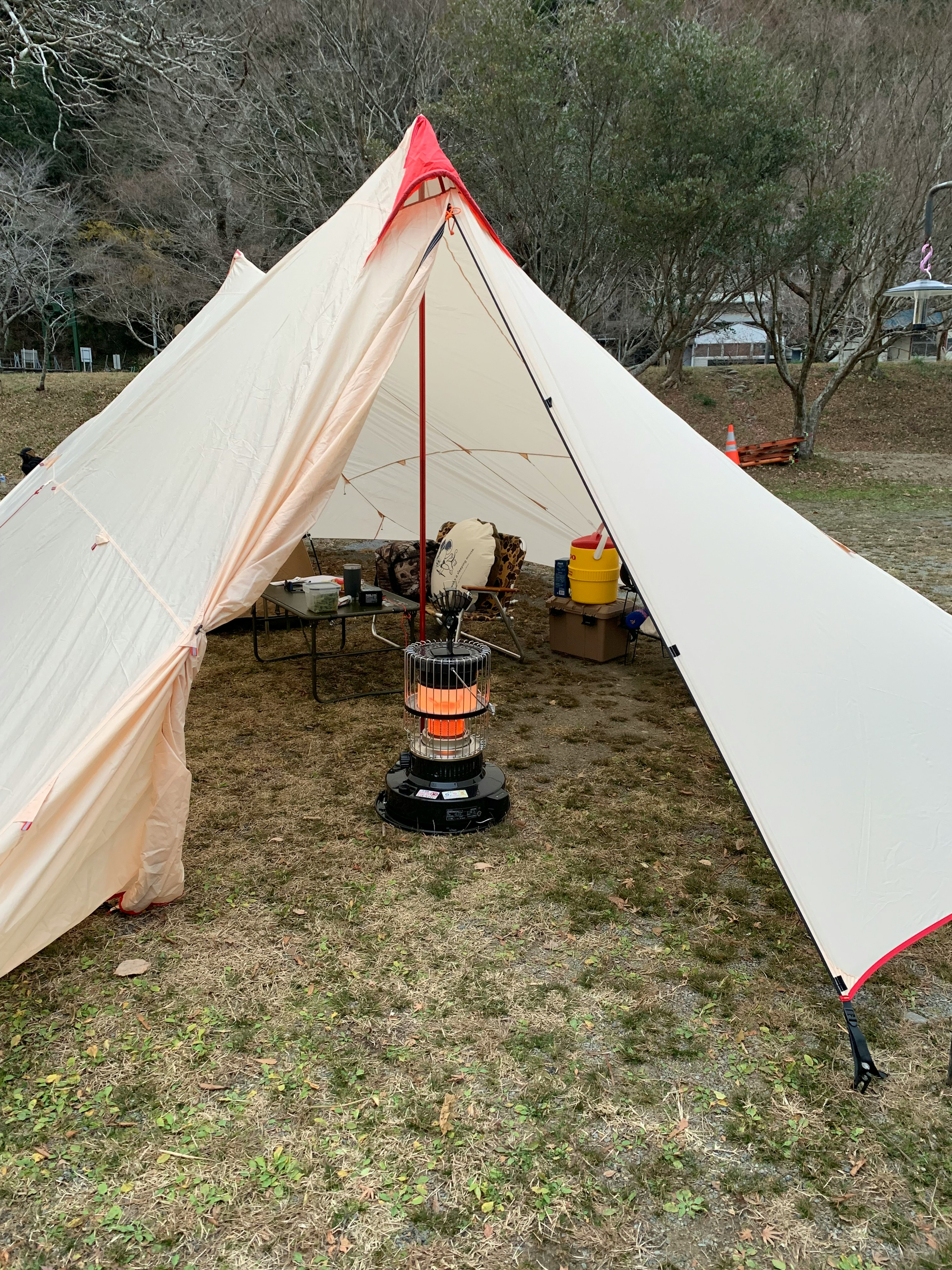 Innerhalb eines Zeltes mit einem Ofen und Campingausrüstung darum herum