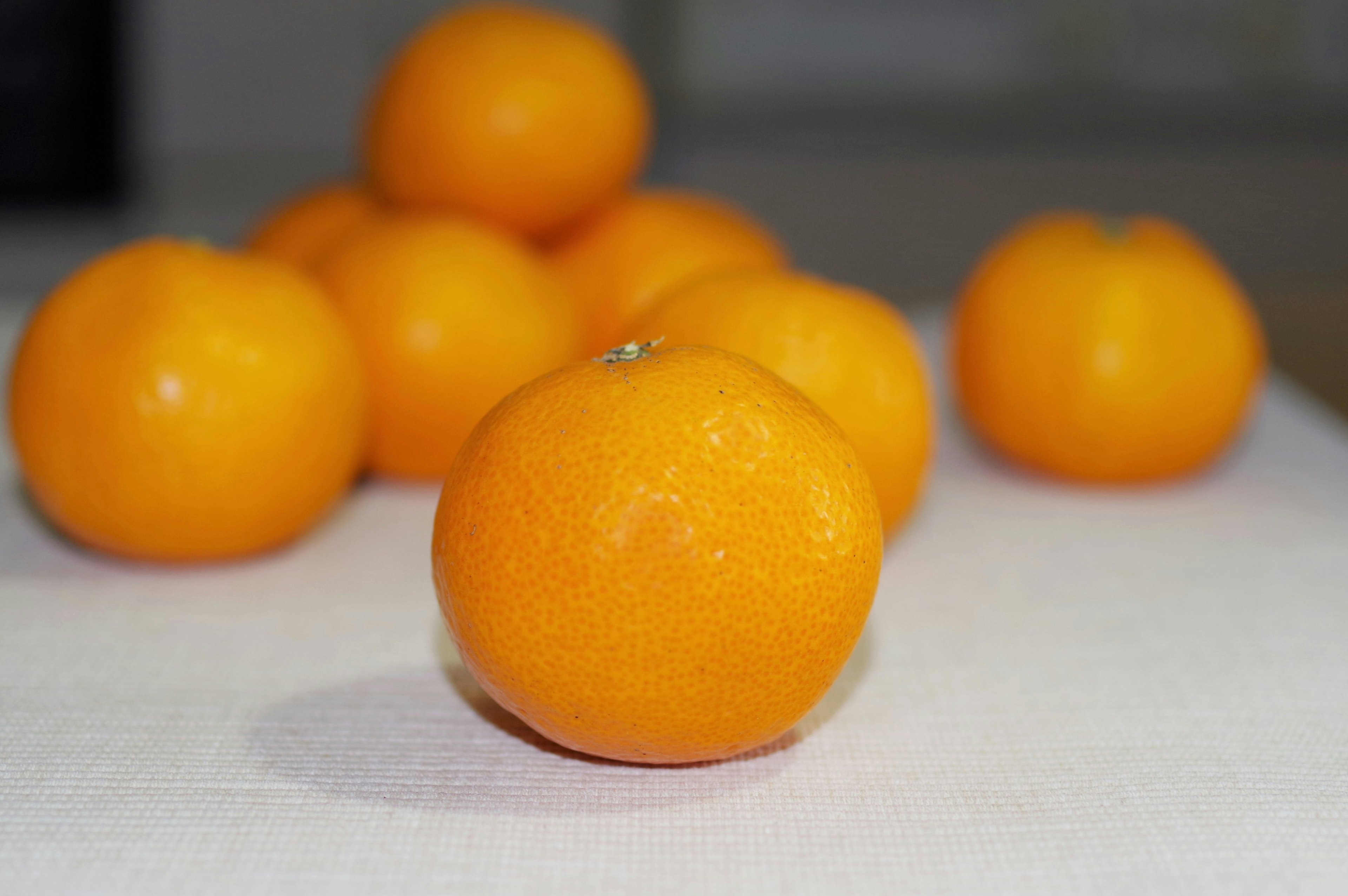 Un grupo de mandarinas naranjas brillantes dispuestas sobre una mesa