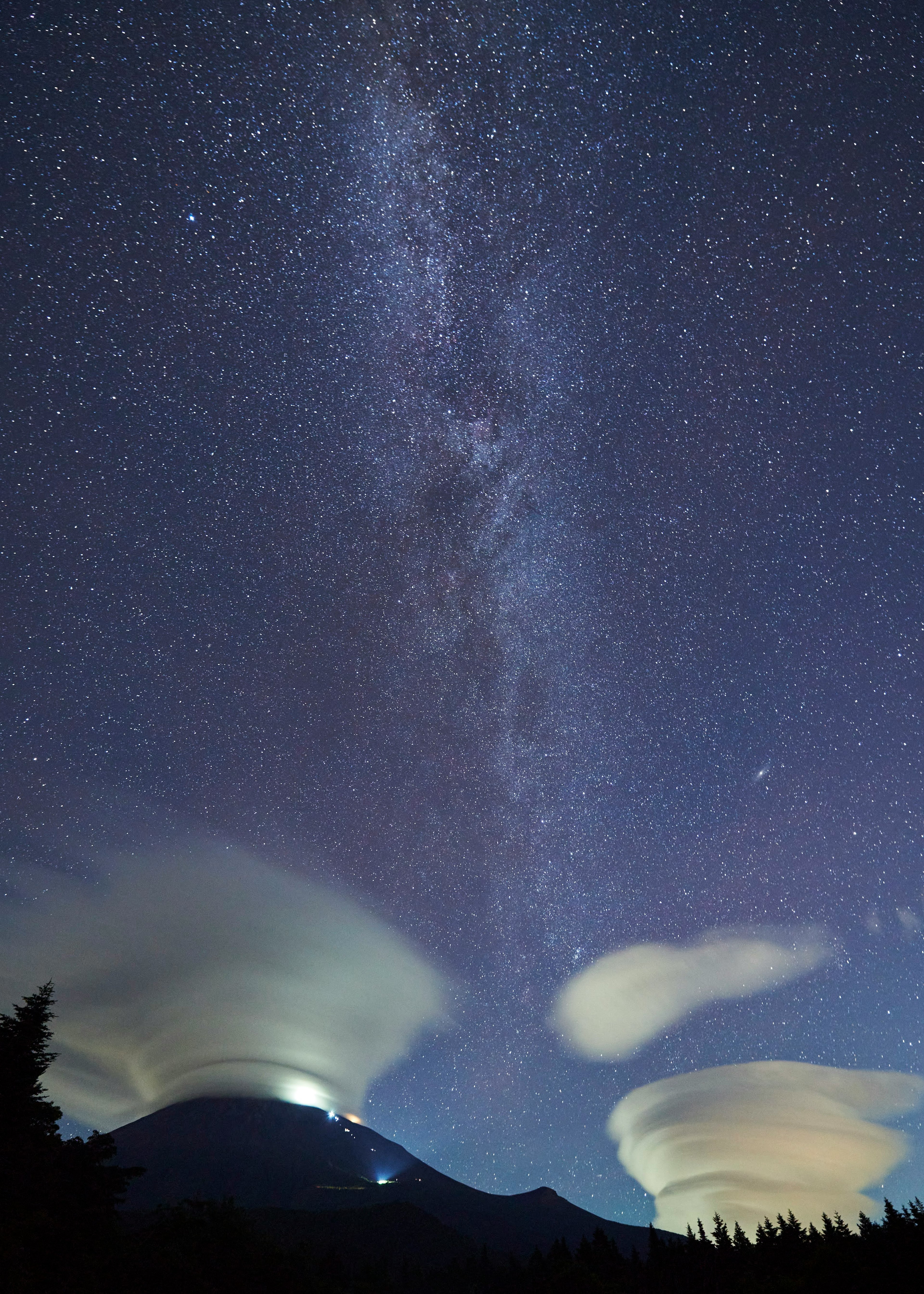 Un cielo notturno affascinante pieno di stelle e formazioni nuvolose uniche