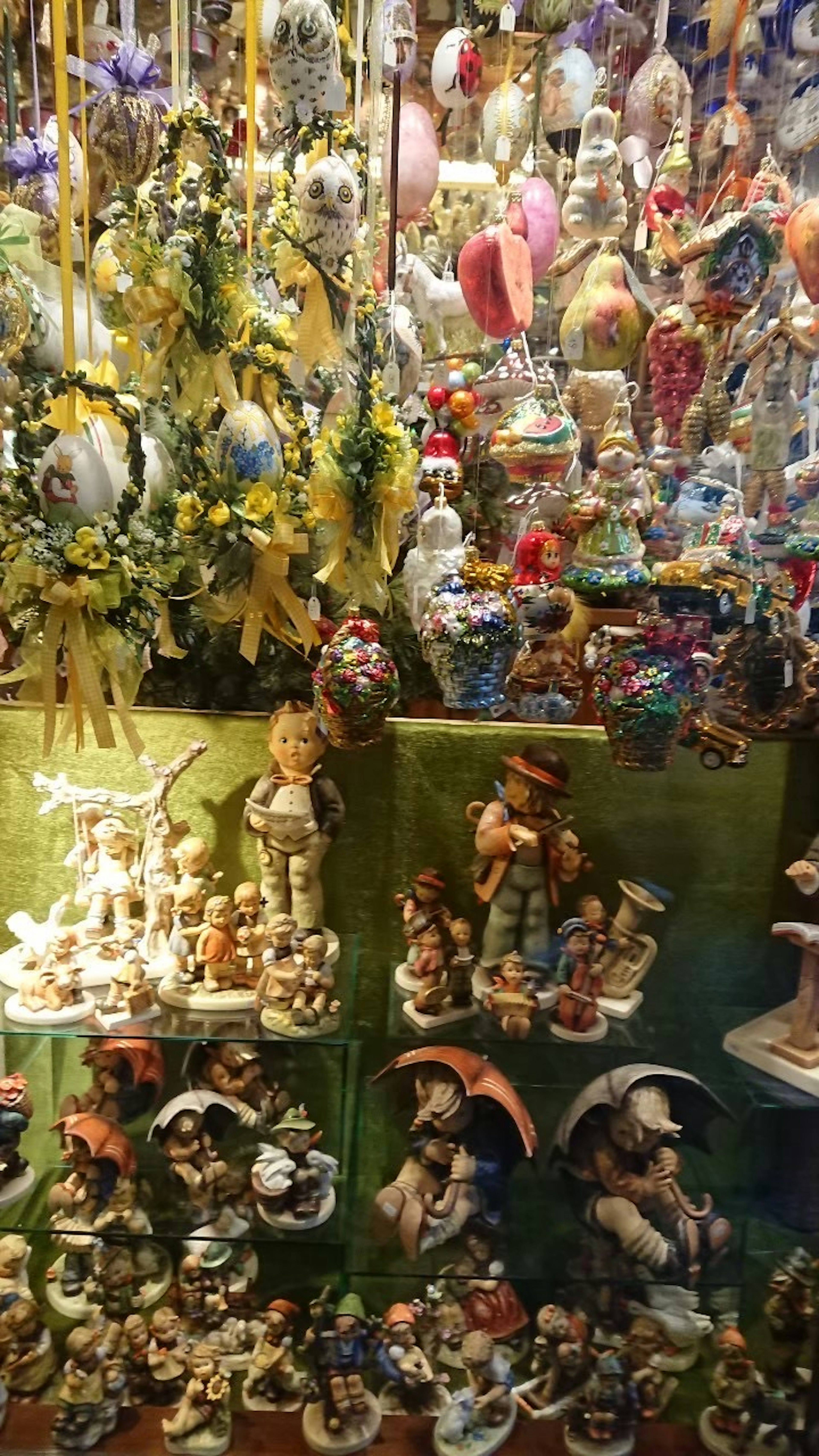 Artículos decorativos coloridos y figuritas exhibidos en una vitrina