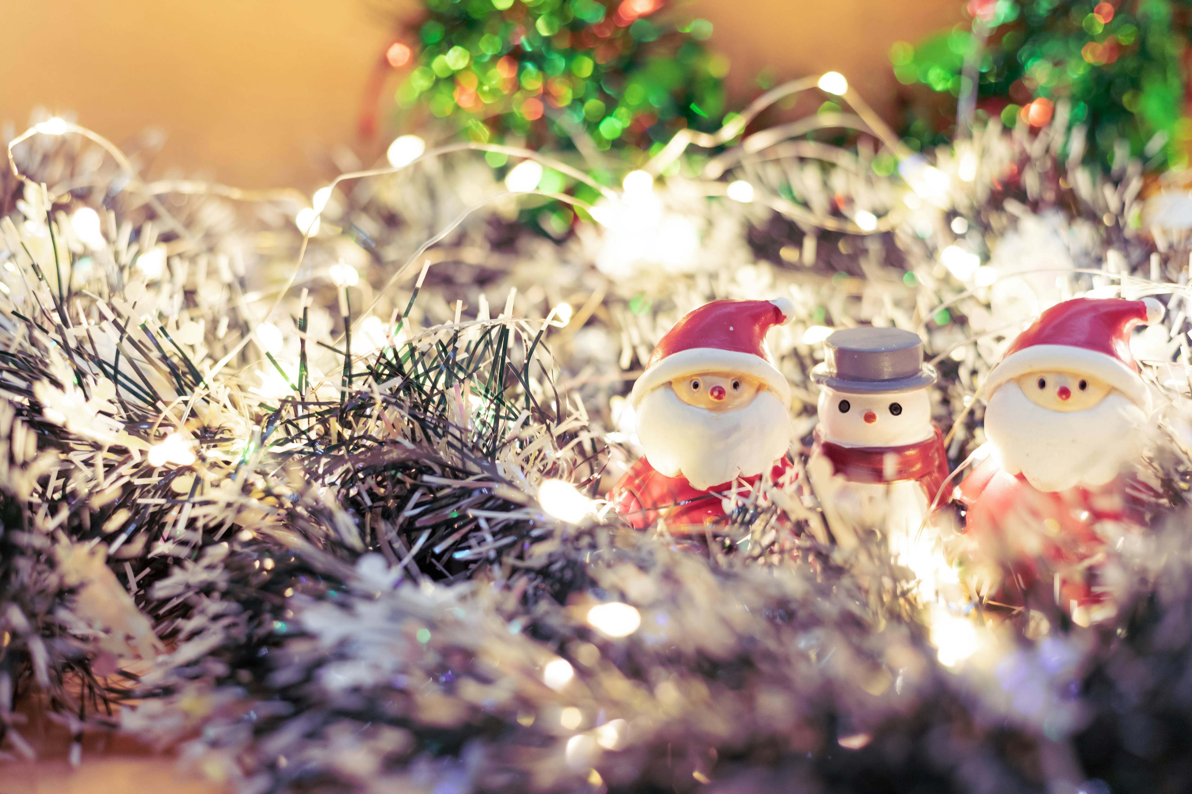 Figurines de Père Noël et bonhomme de neige parmi les décorations de Noël