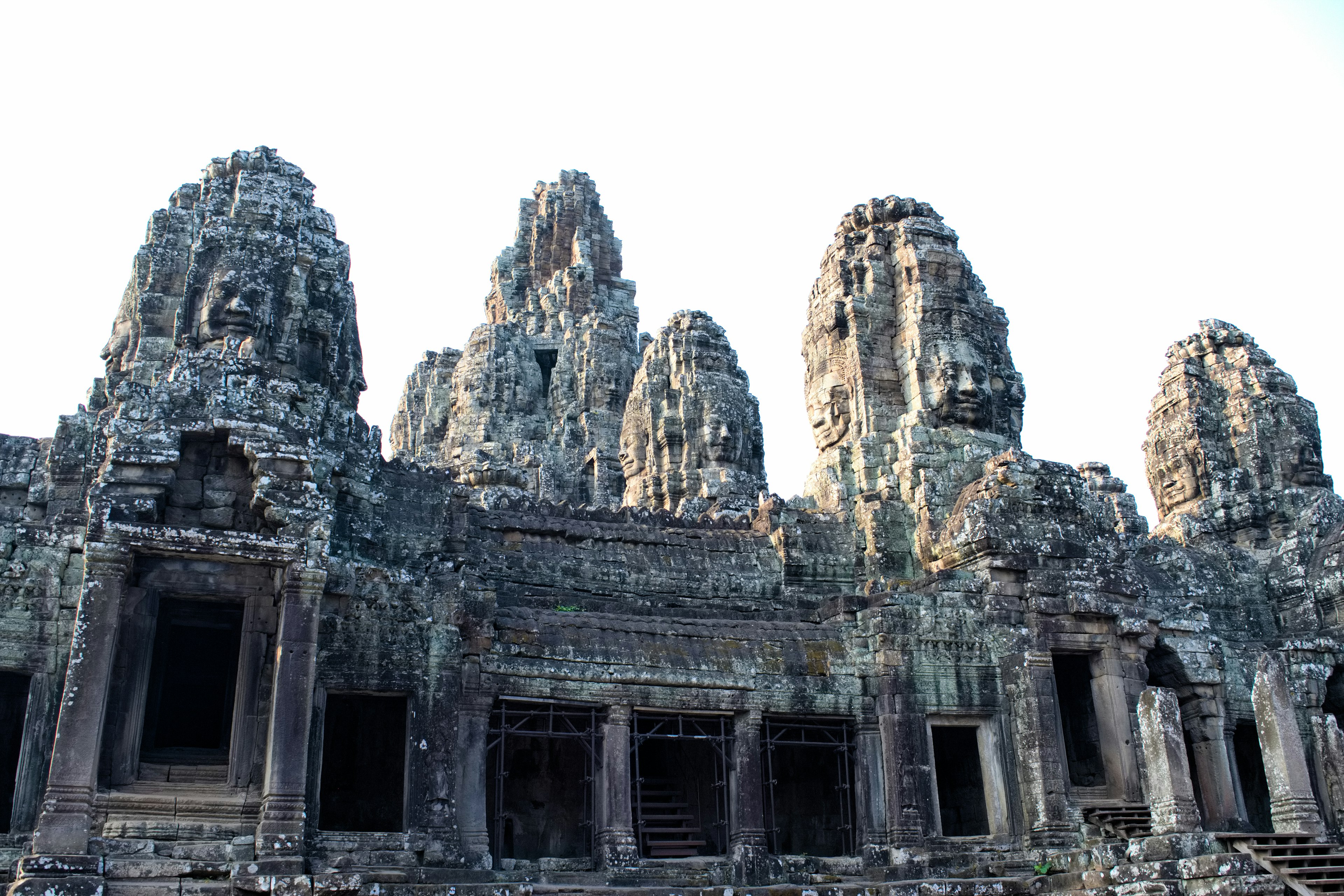 アンコールワットのバイヨン寺院の石造りの塔群