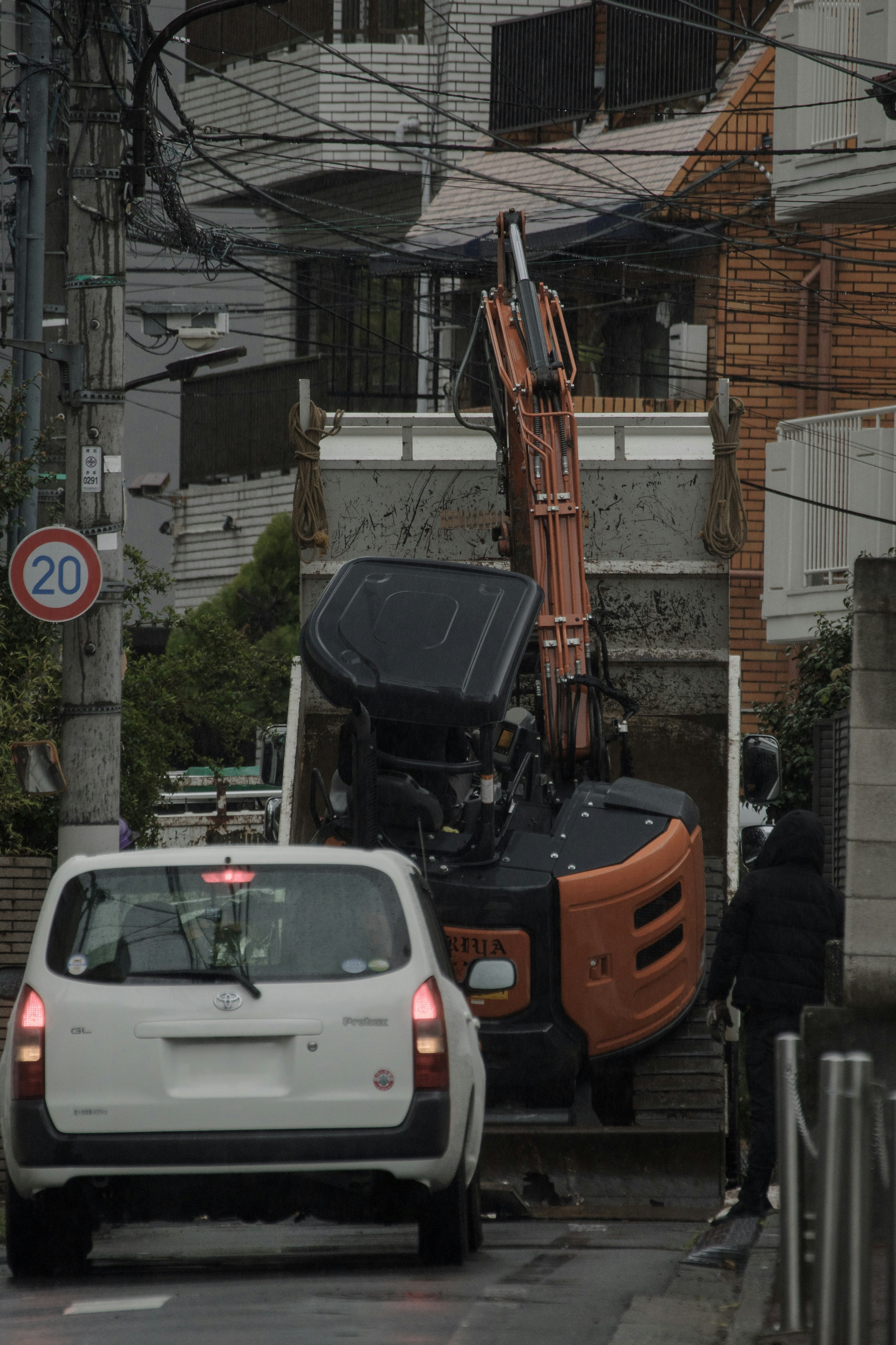 道路上翻倒的车辆场景,旁边有一名工人