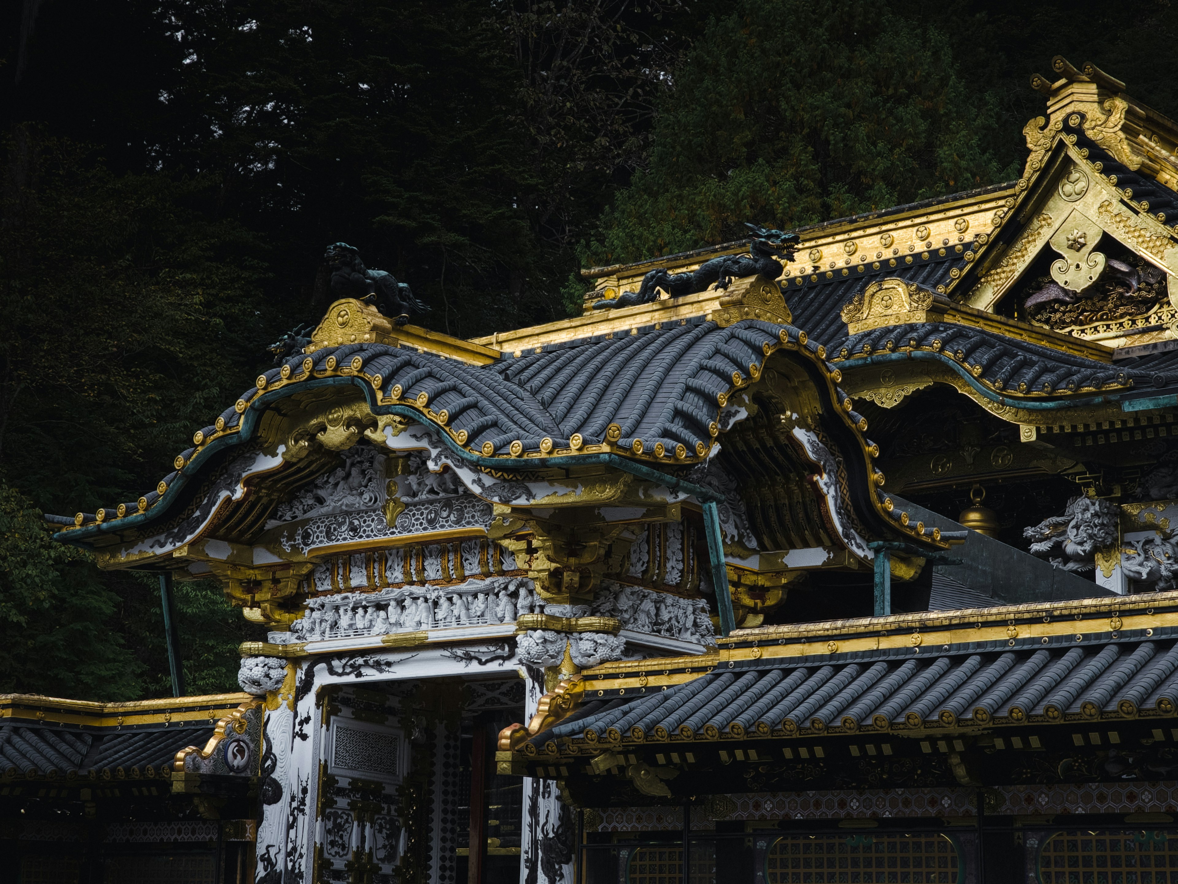 美しい屋根を持つ日本の神社の一部 細かい金色の装飾が施された建物