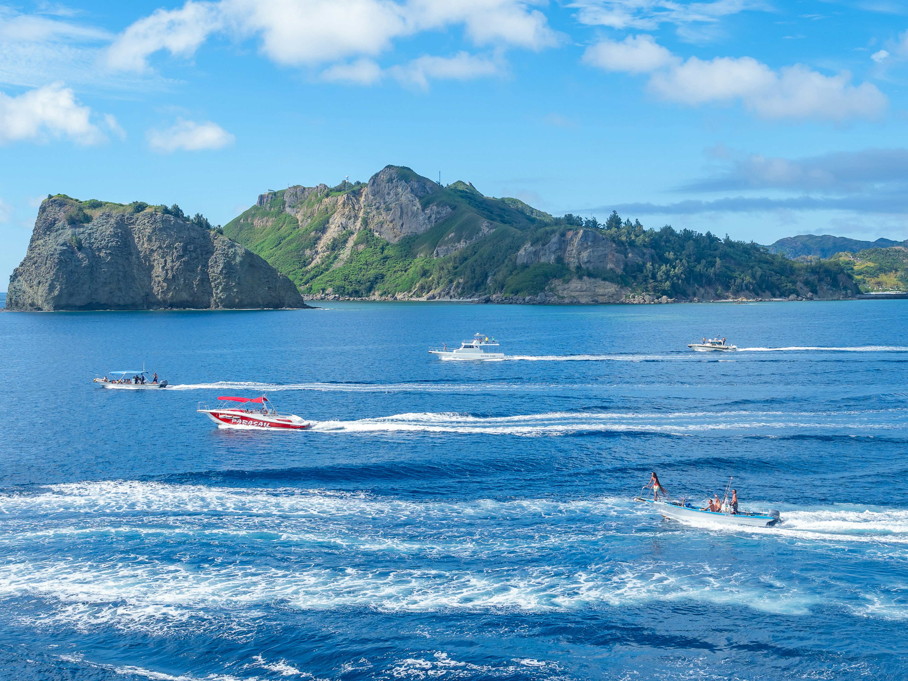 ทิวทัศน์ที่สวยงามของมหาสมุทรสีน้ำเงินและท้องฟ้าพร้อมเรือที่แล่น