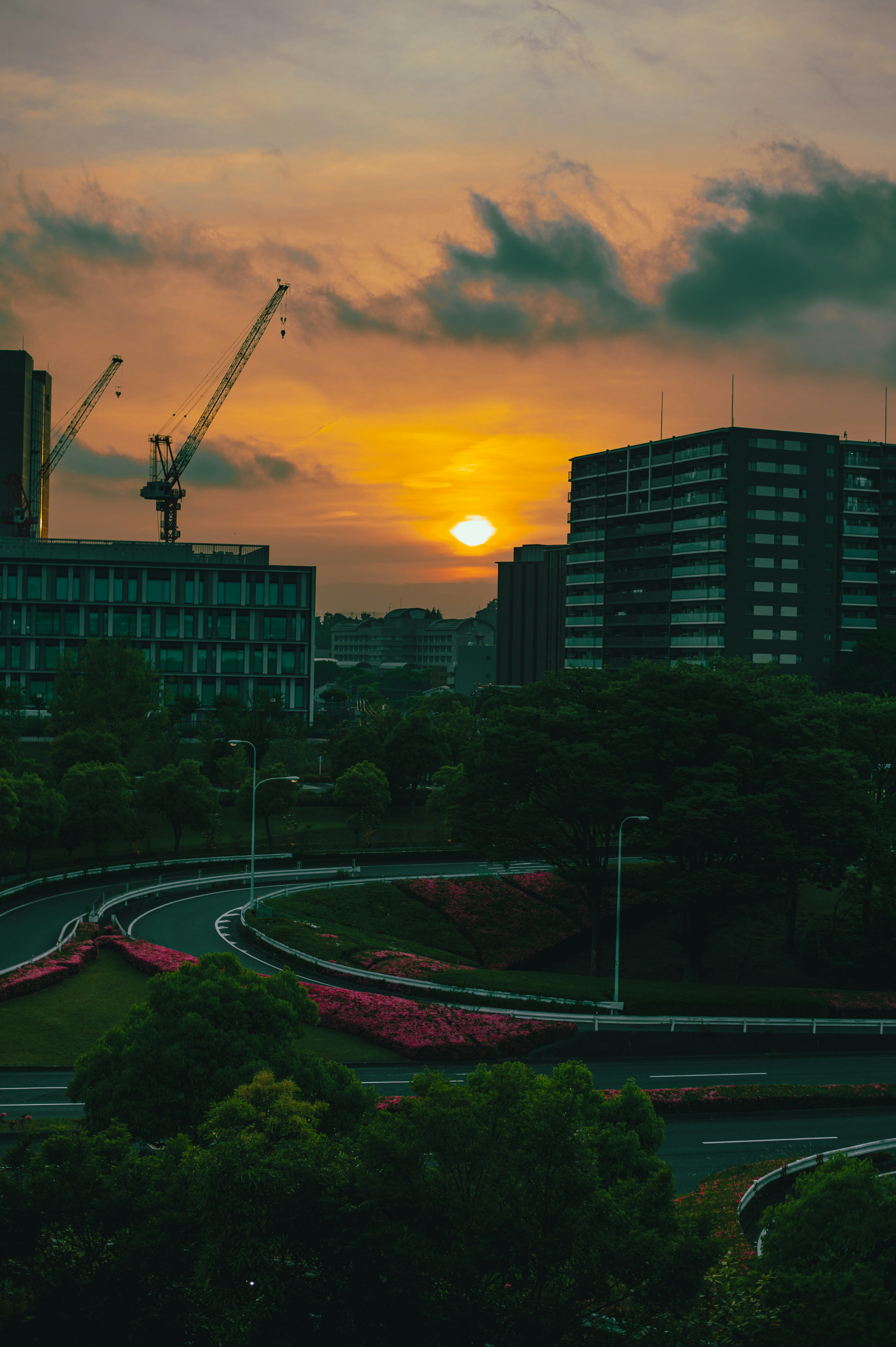 Paisaje urbano al atardecer con carretera curva y edificios