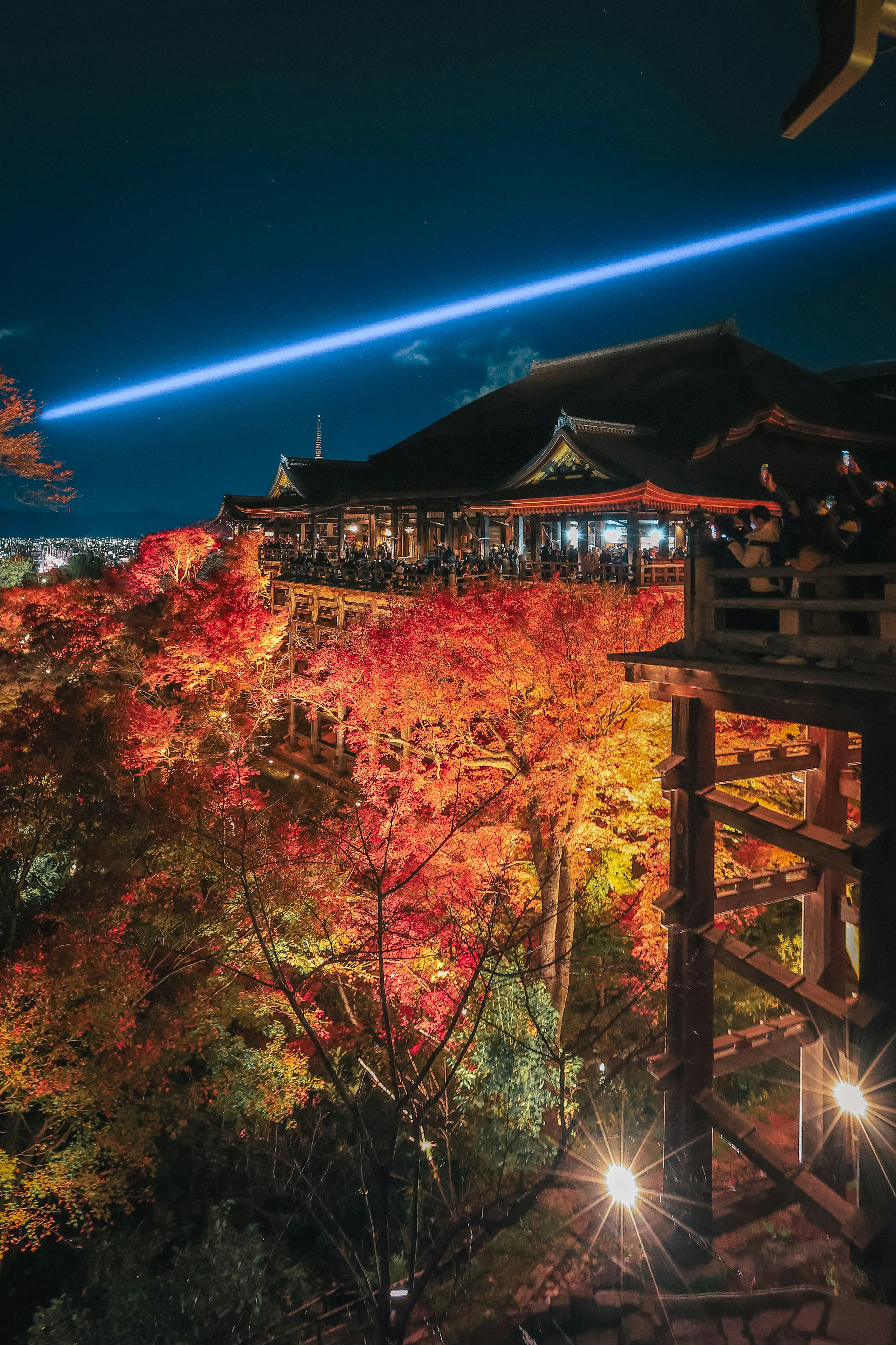 夜晚的清水寺，色彩斑斓的秋叶和蓝色光束