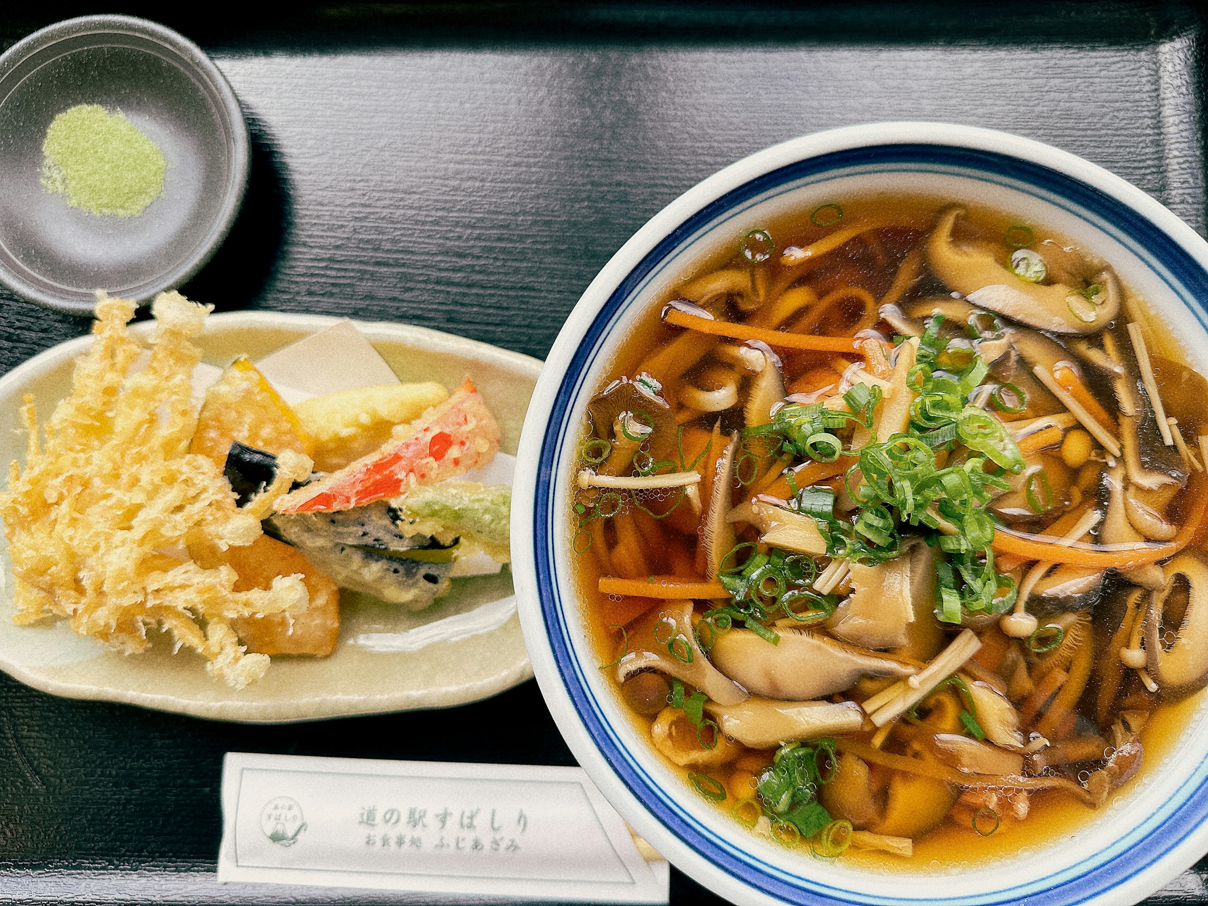 美味しそうな日本の料理の盛り付け 蕎麦のスープと天ぷらの皿