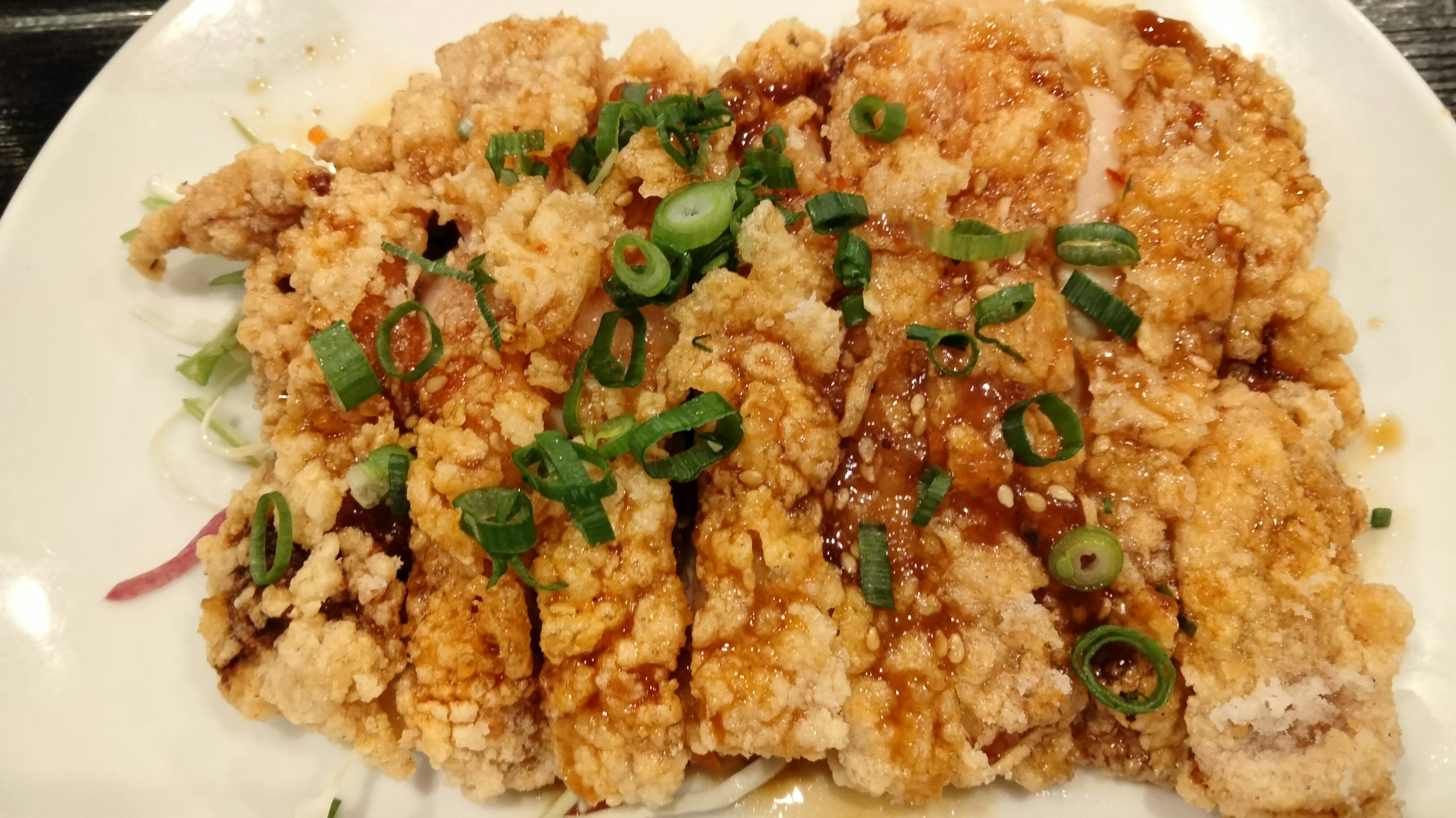 Delicioso plato de pollo frito con cebollinos de adorno