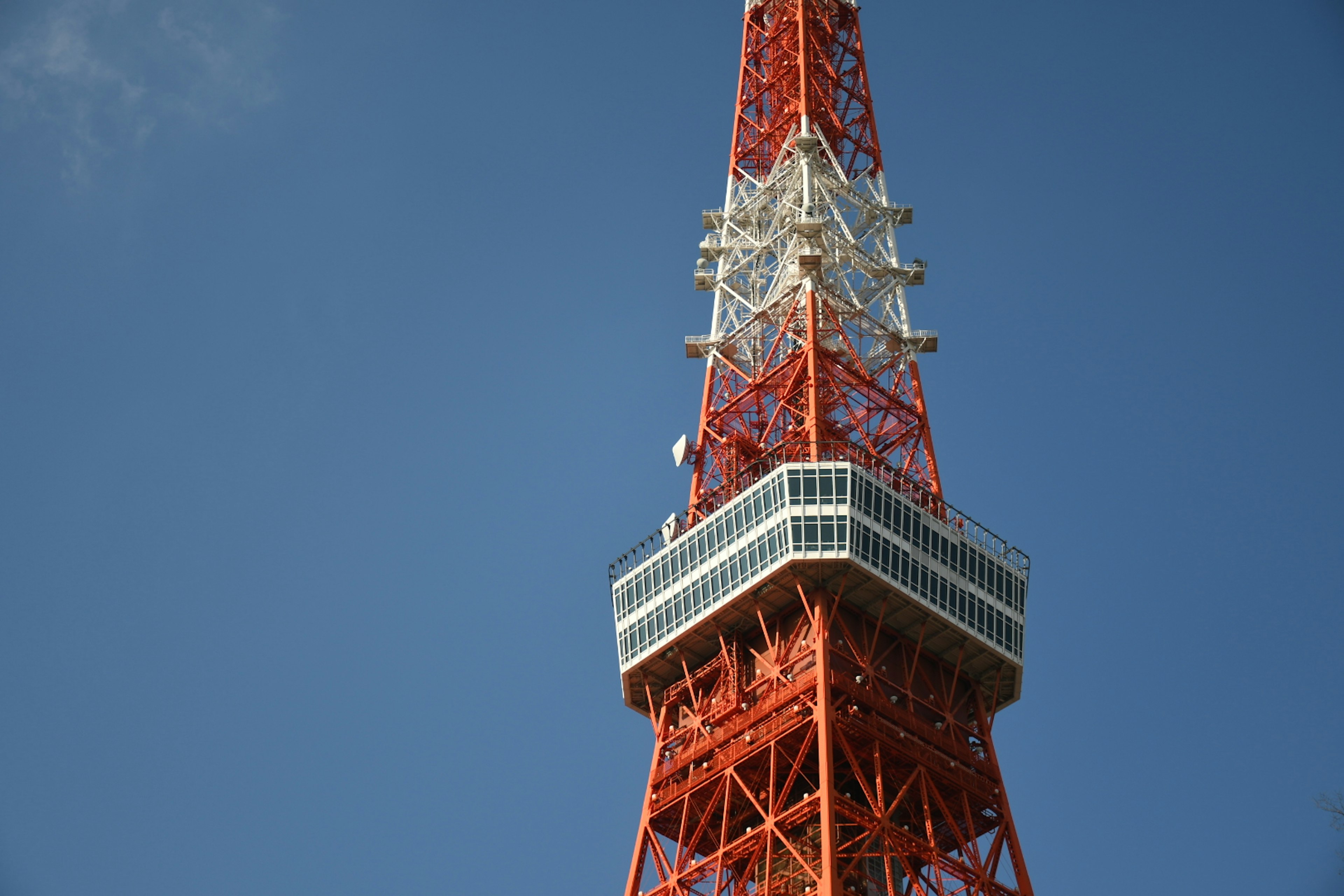 Partie supérieure de la Tour de Tokyo sur fond de ciel bleu