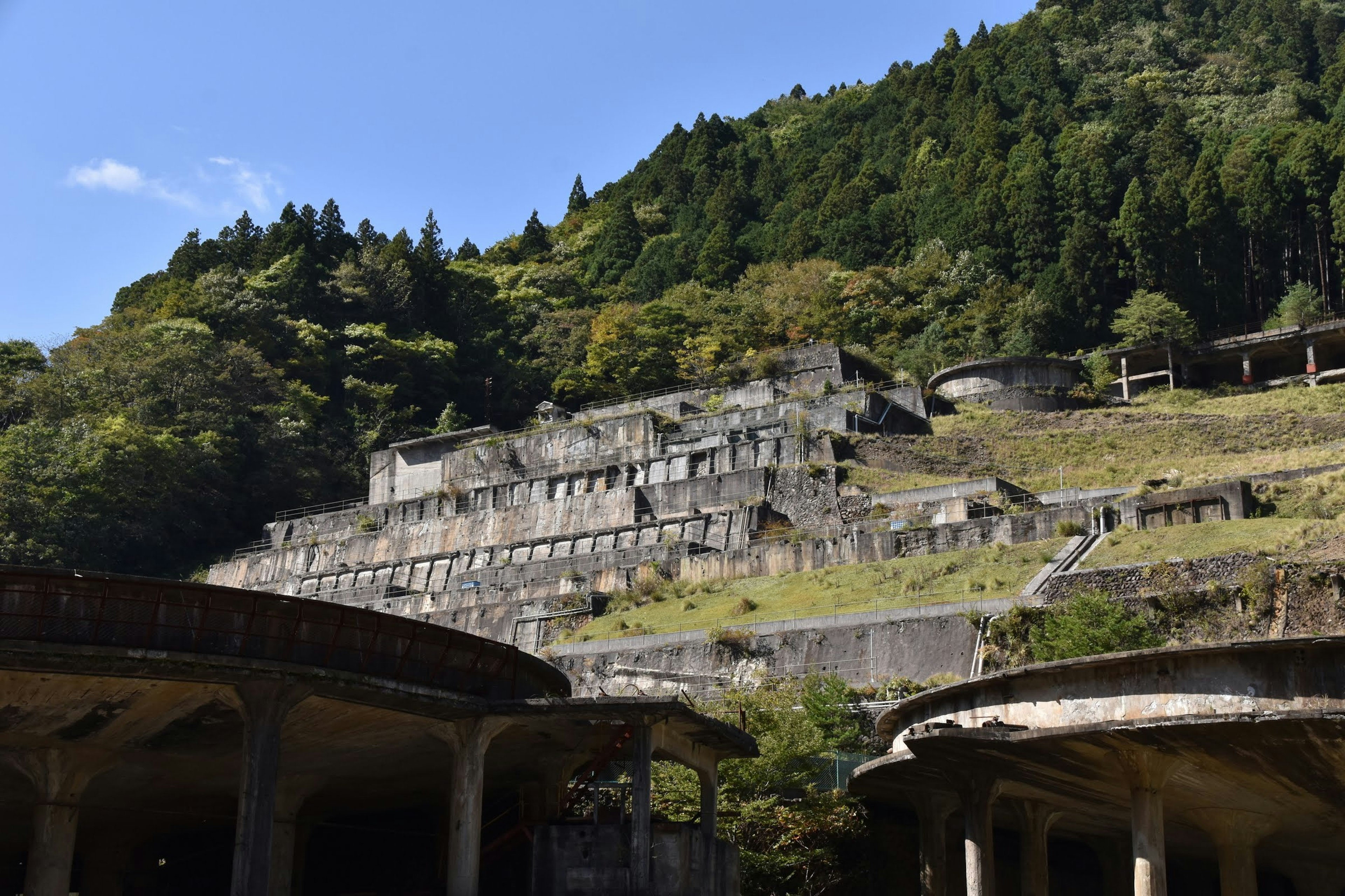 Paysage avec des ruines entourées de montagnes