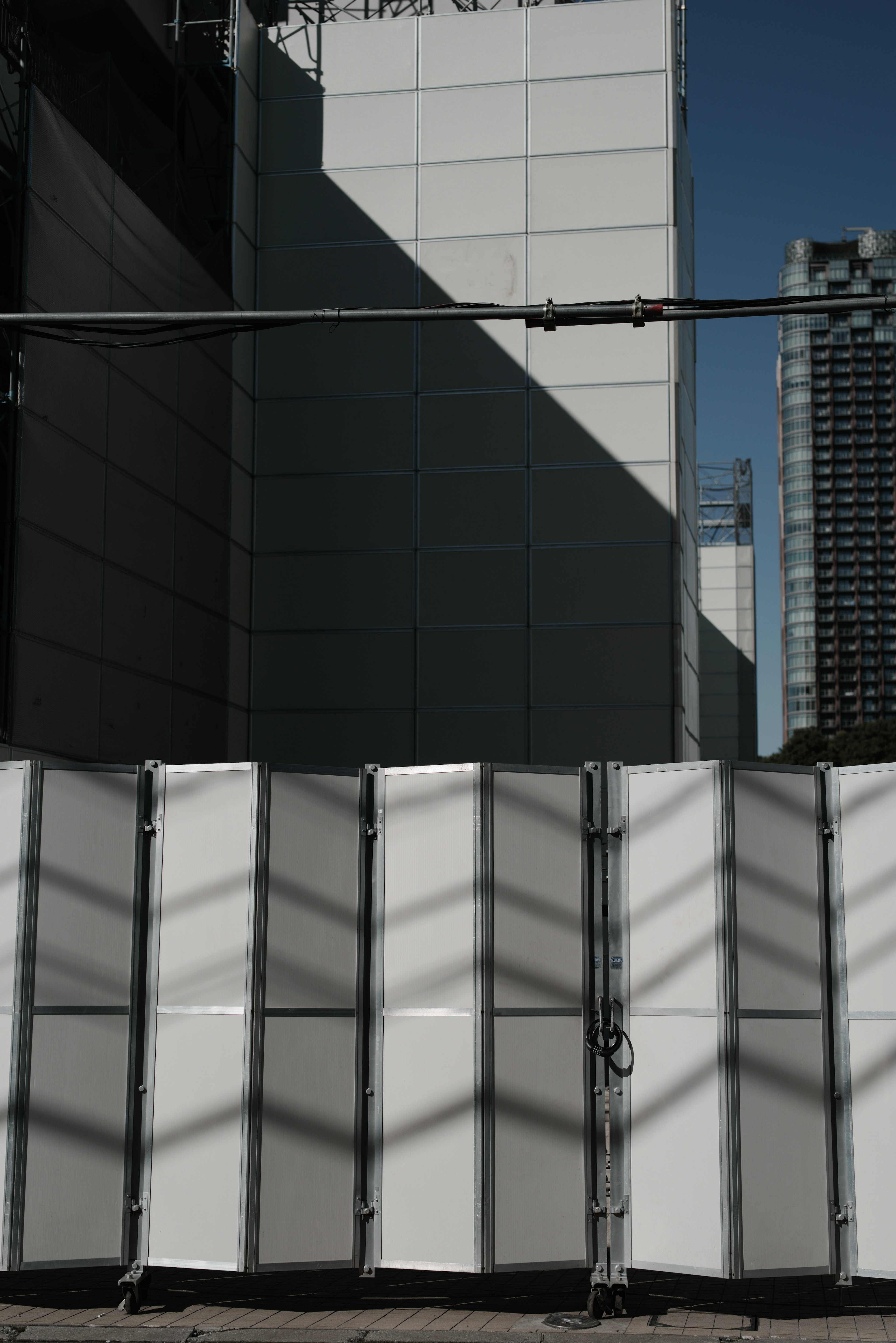 Paneles blancos con sombras en la fachada de un edificio