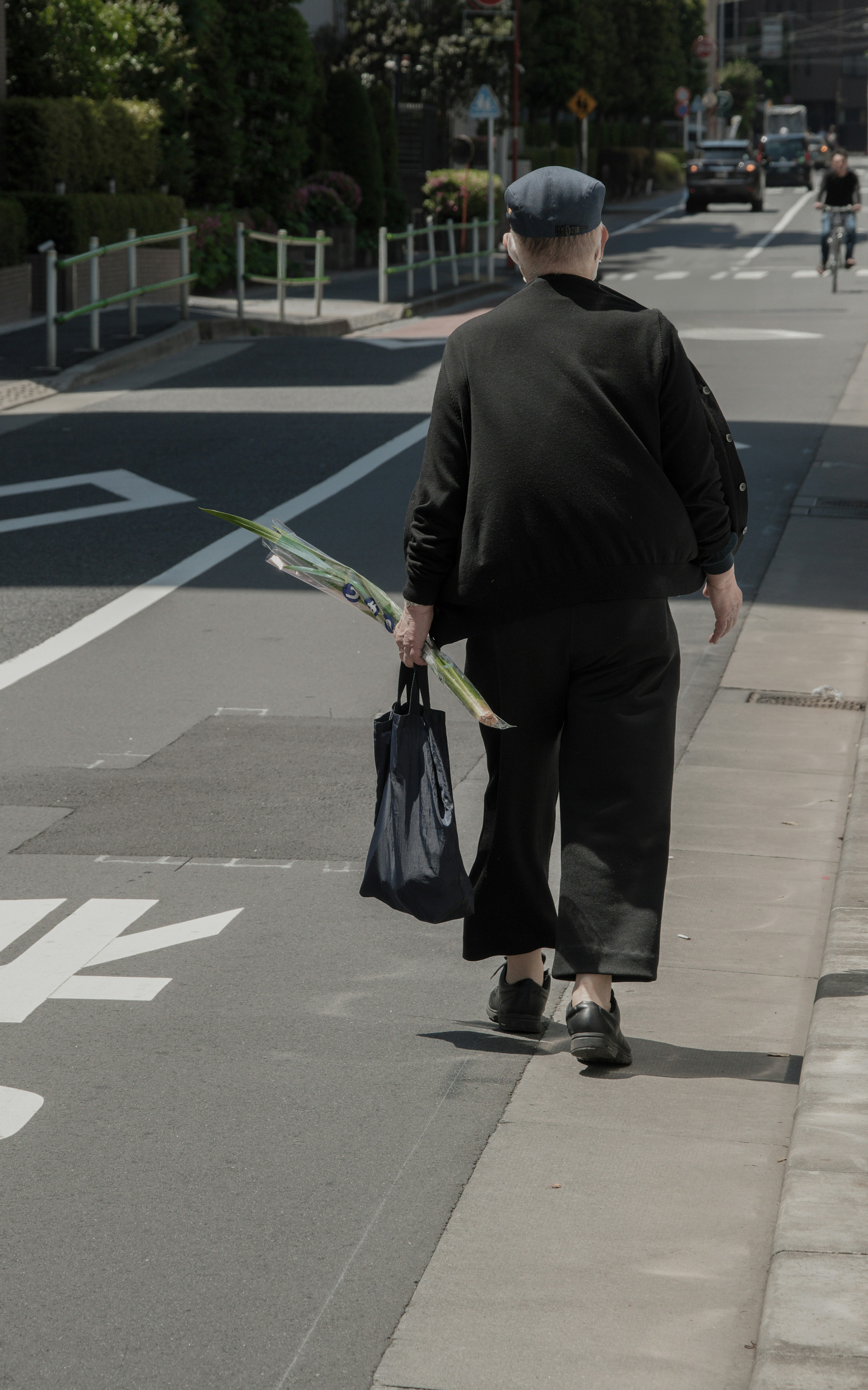 Un homme marchant avec un parapluie dans une rue de la ville