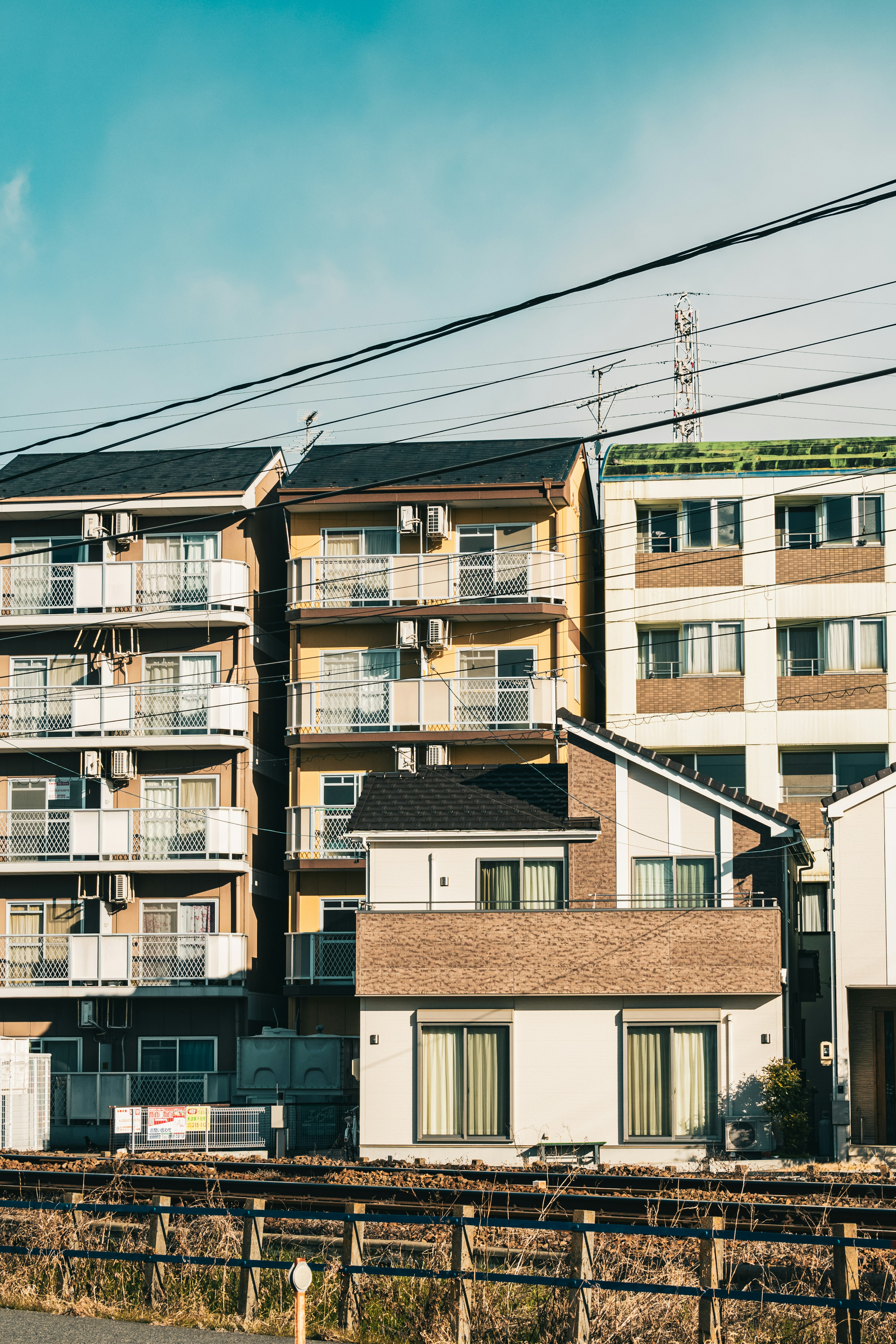 Rangée d'appartements résidentiels et de maisons dans un quartier