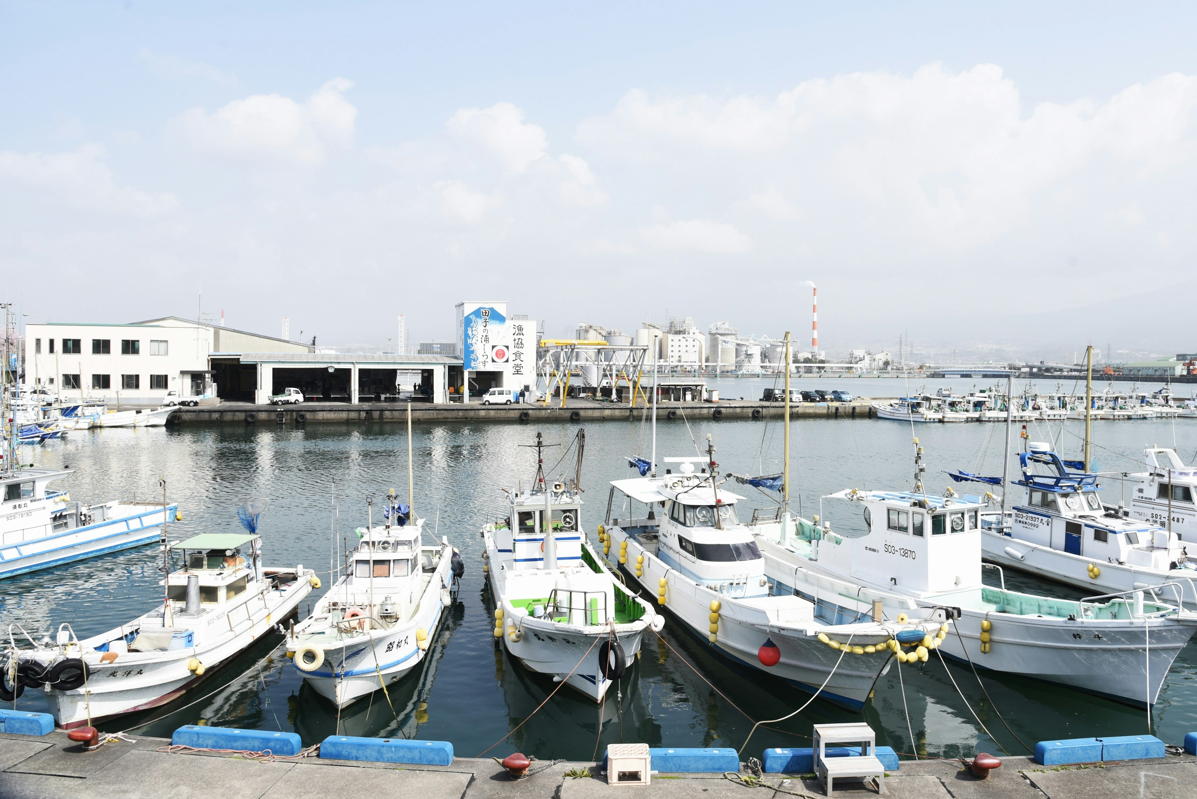 Vista de barcos de pesca atracados en el puerto con edificios cercanos