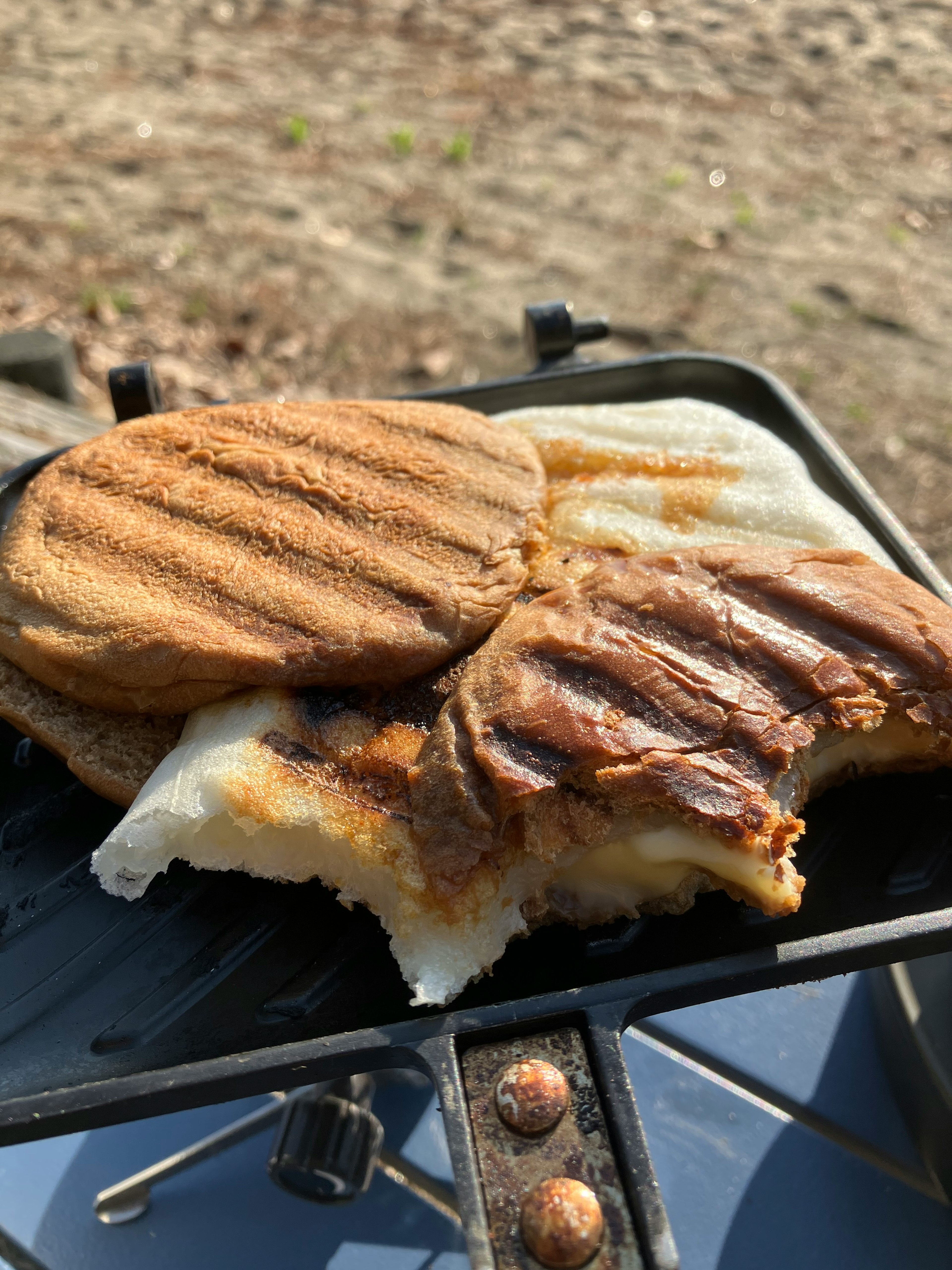 焼かれたパンと白いパンの組み合わせが特徴的な料理