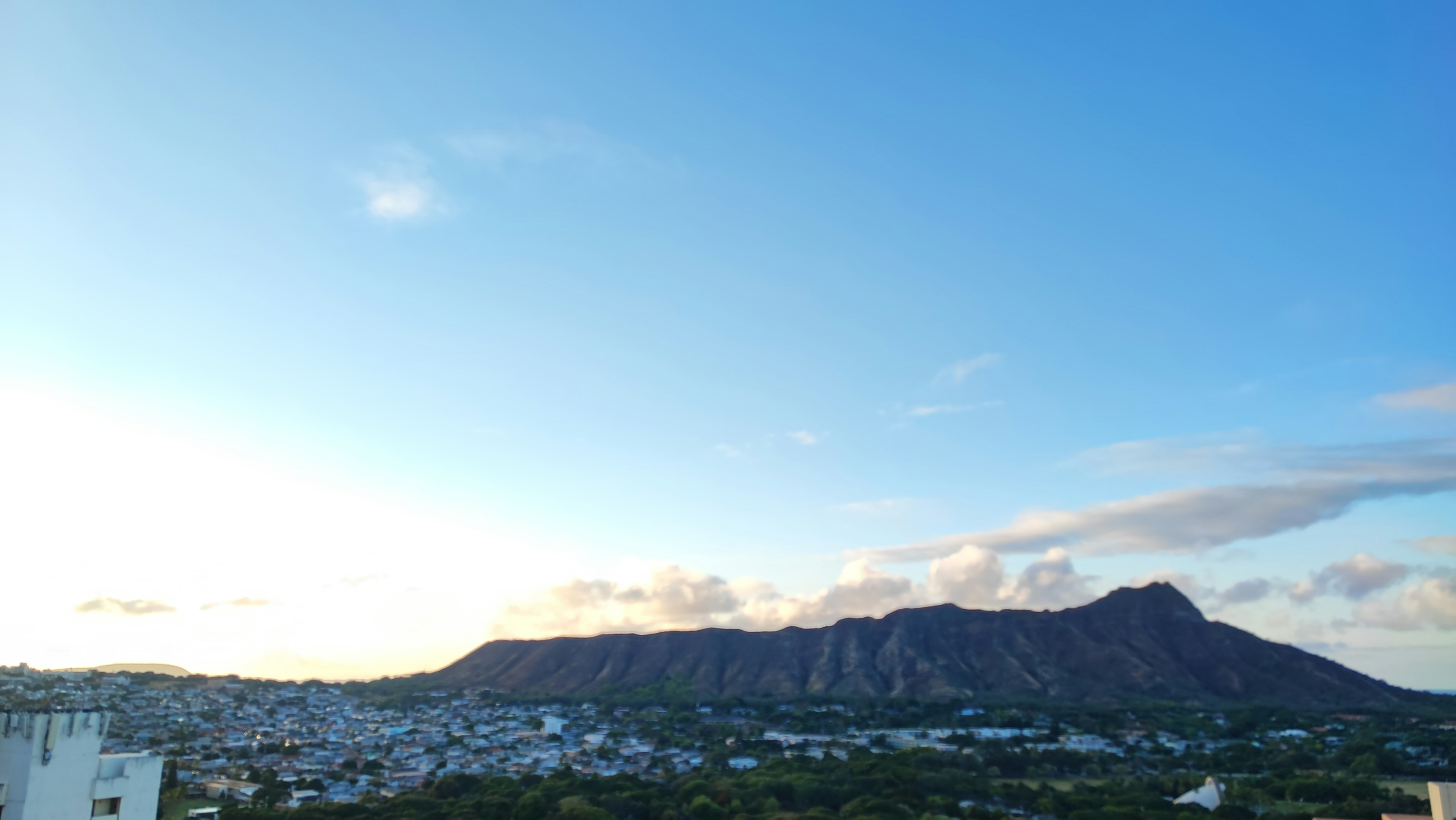 Vue panoramique du Diamond Head avec ciel bleu clair