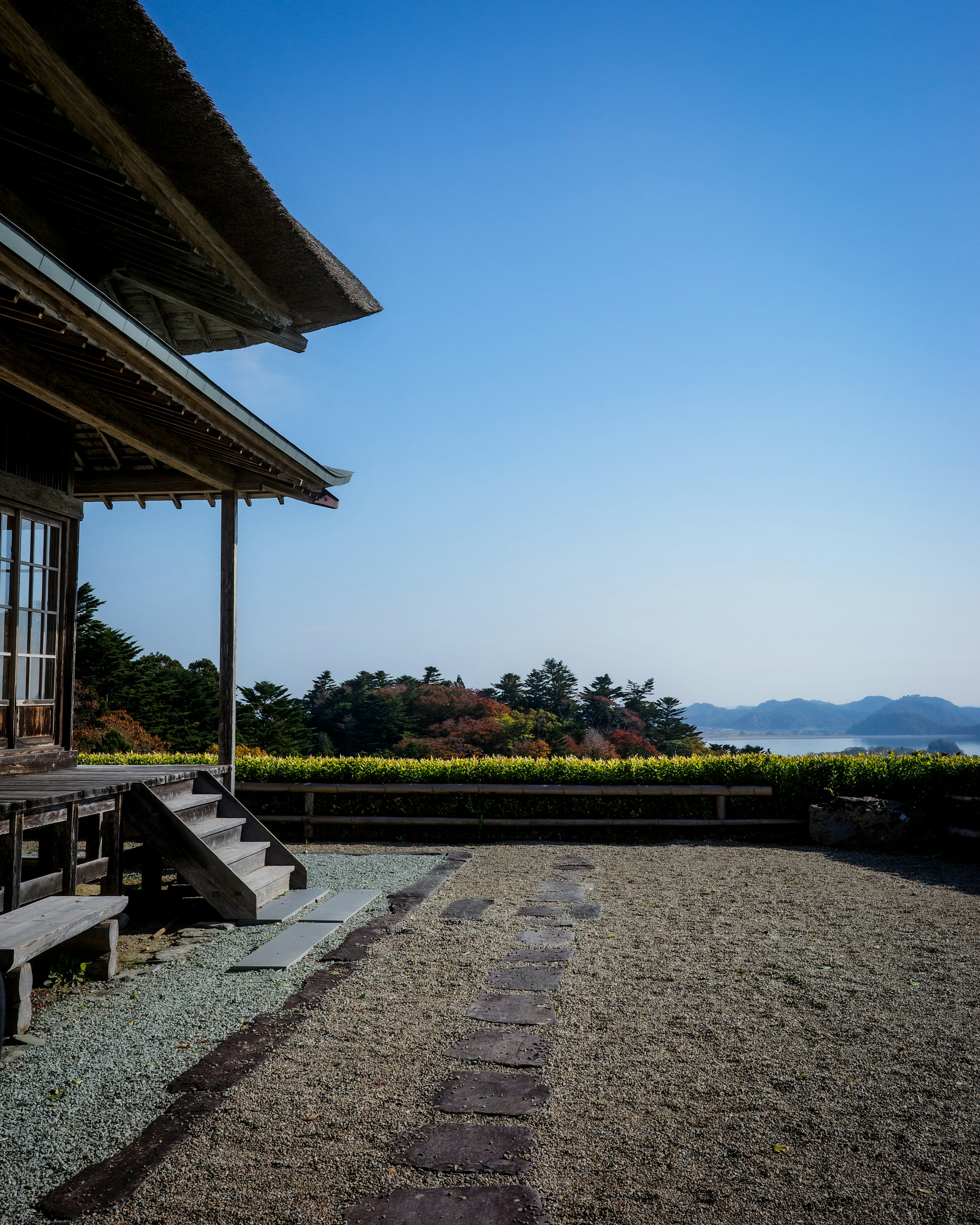 美しい海の景色を背景にした伝統的な日本家屋の外観