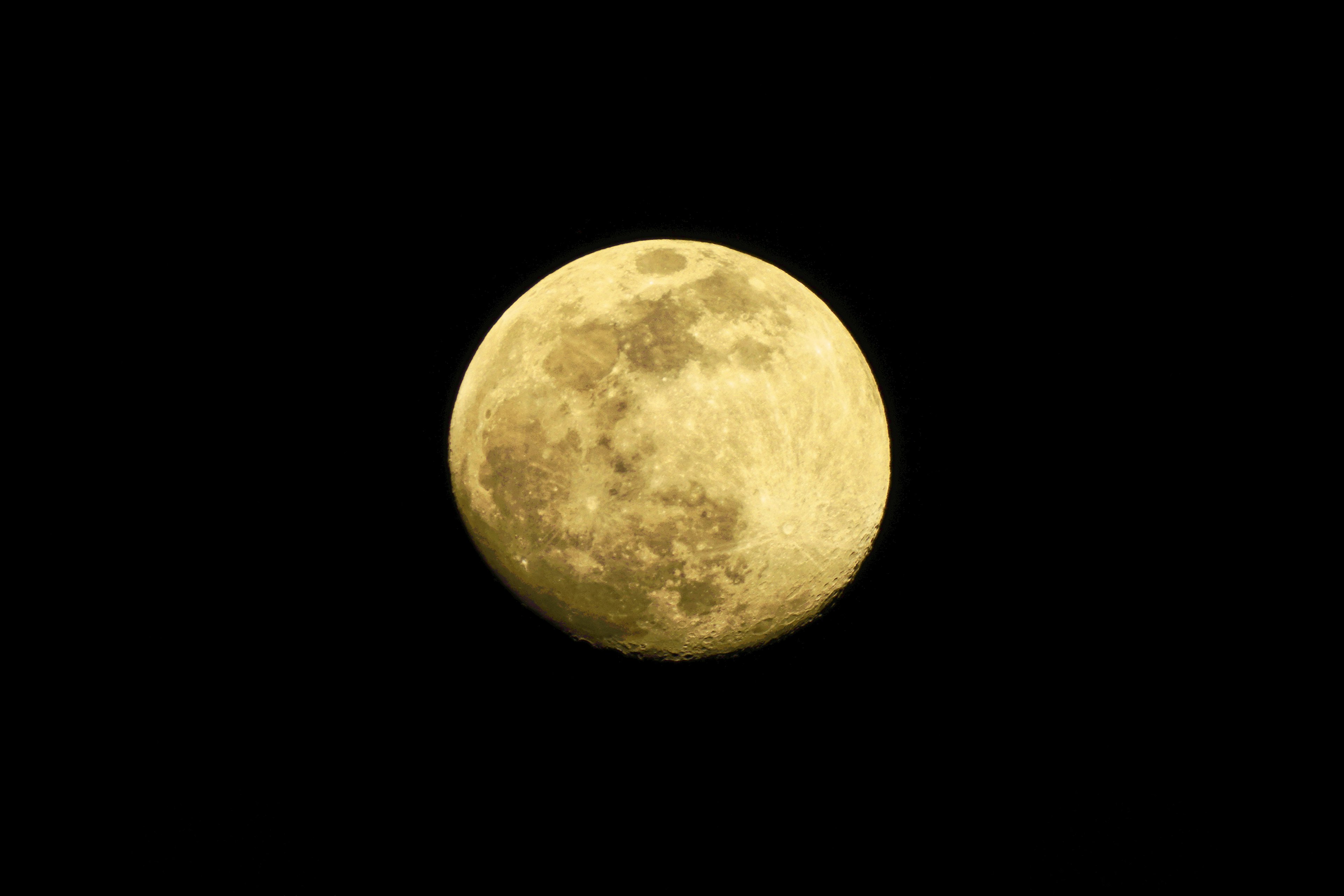 Helle gelbe Mond gegen schwarzen Hintergrund