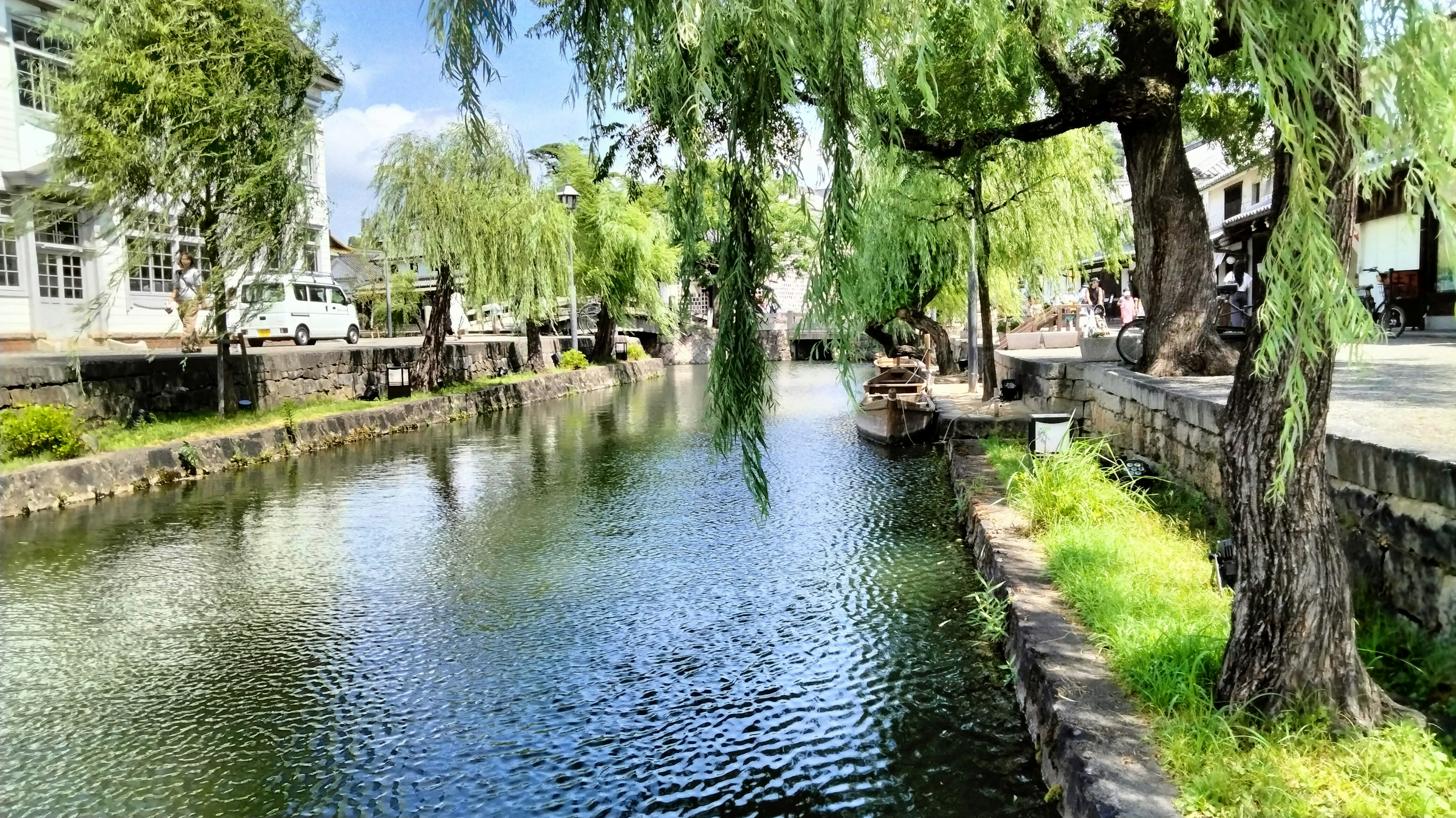 Vista escénica de un río bordeado de sauces