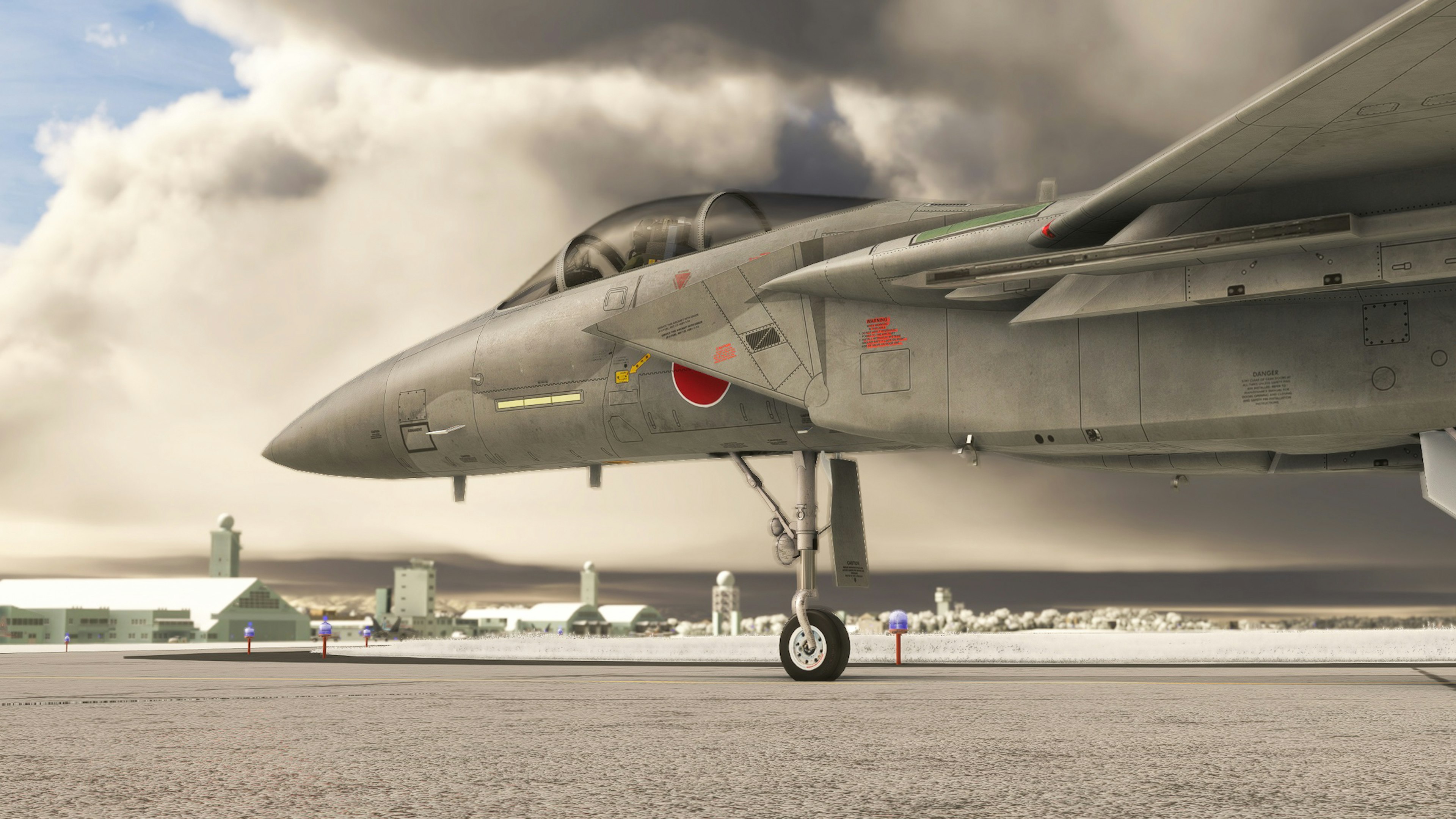 Vue latérale d'un avion de chasse à l'aéroport corps gris avec un emblème de drapeau national rouge