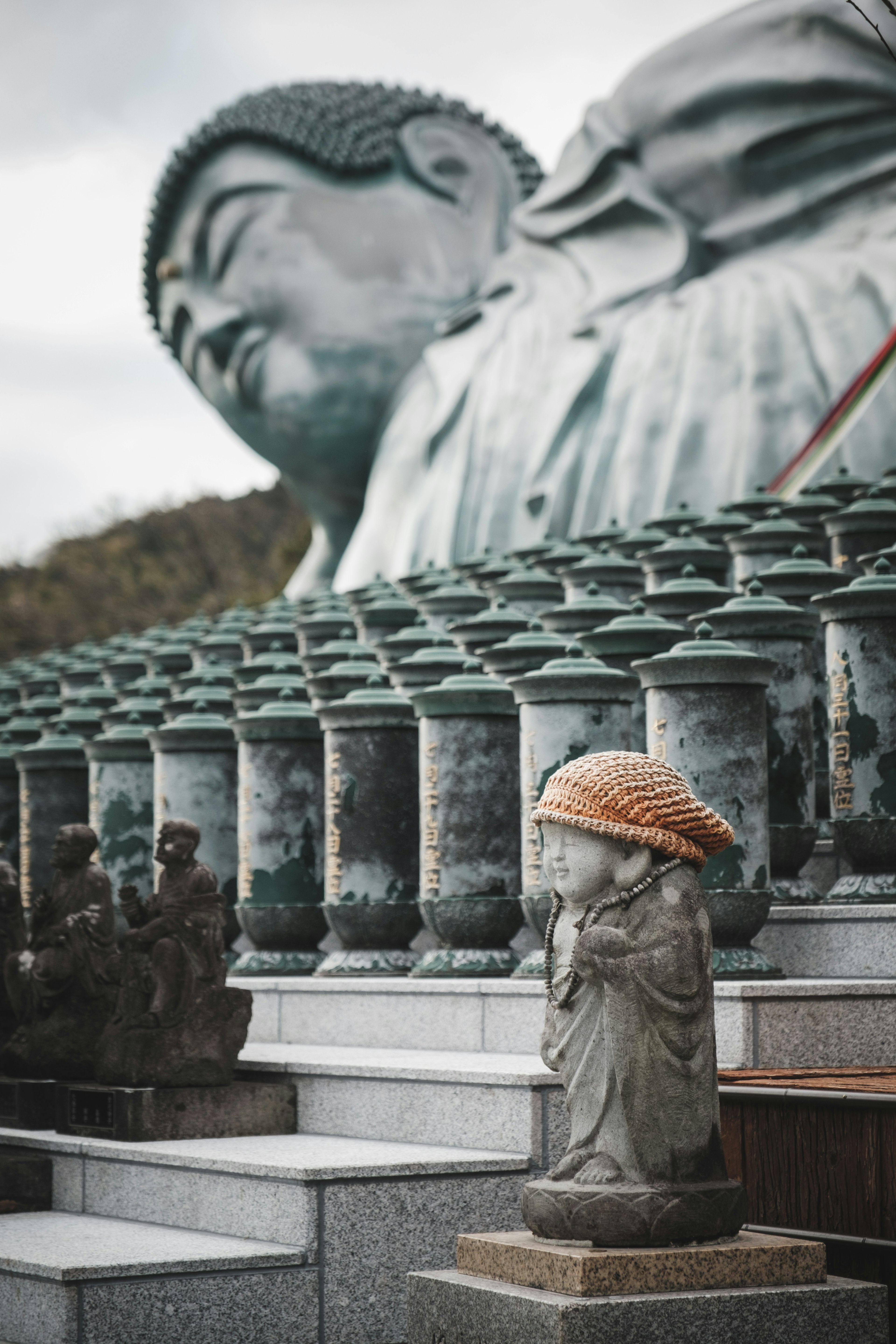 Grande statue de Bouddha couché avec une petite statue devant