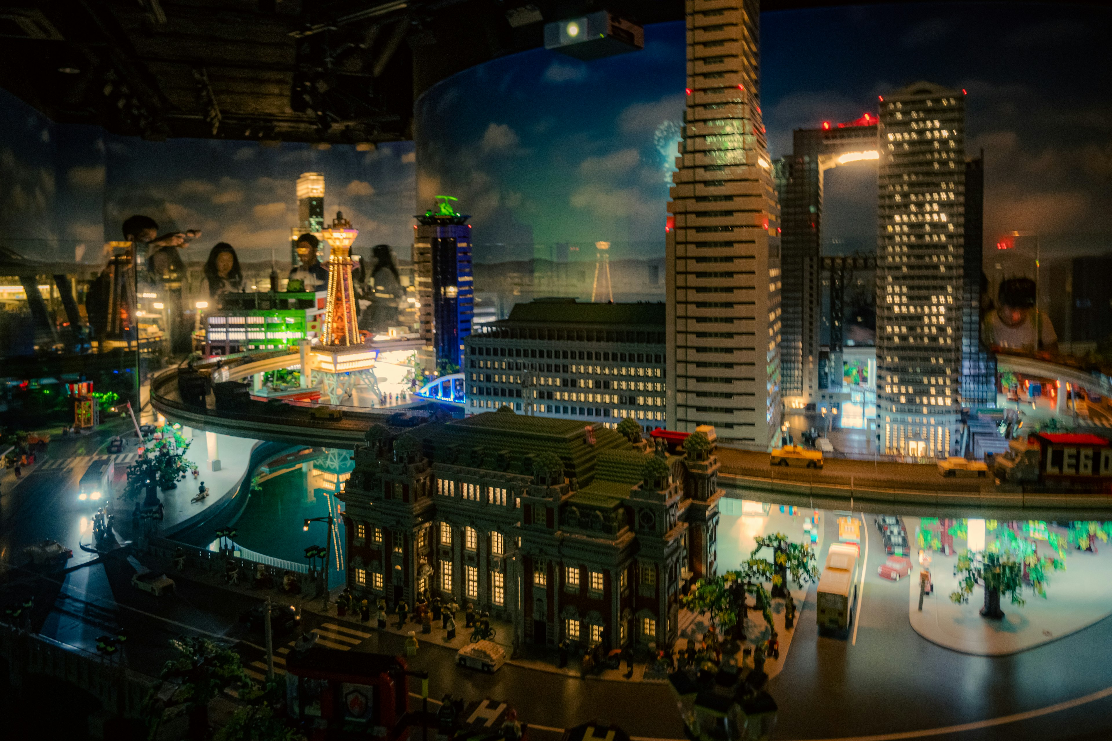 Modello di città in miniatura illuminato di notte con vari edifici