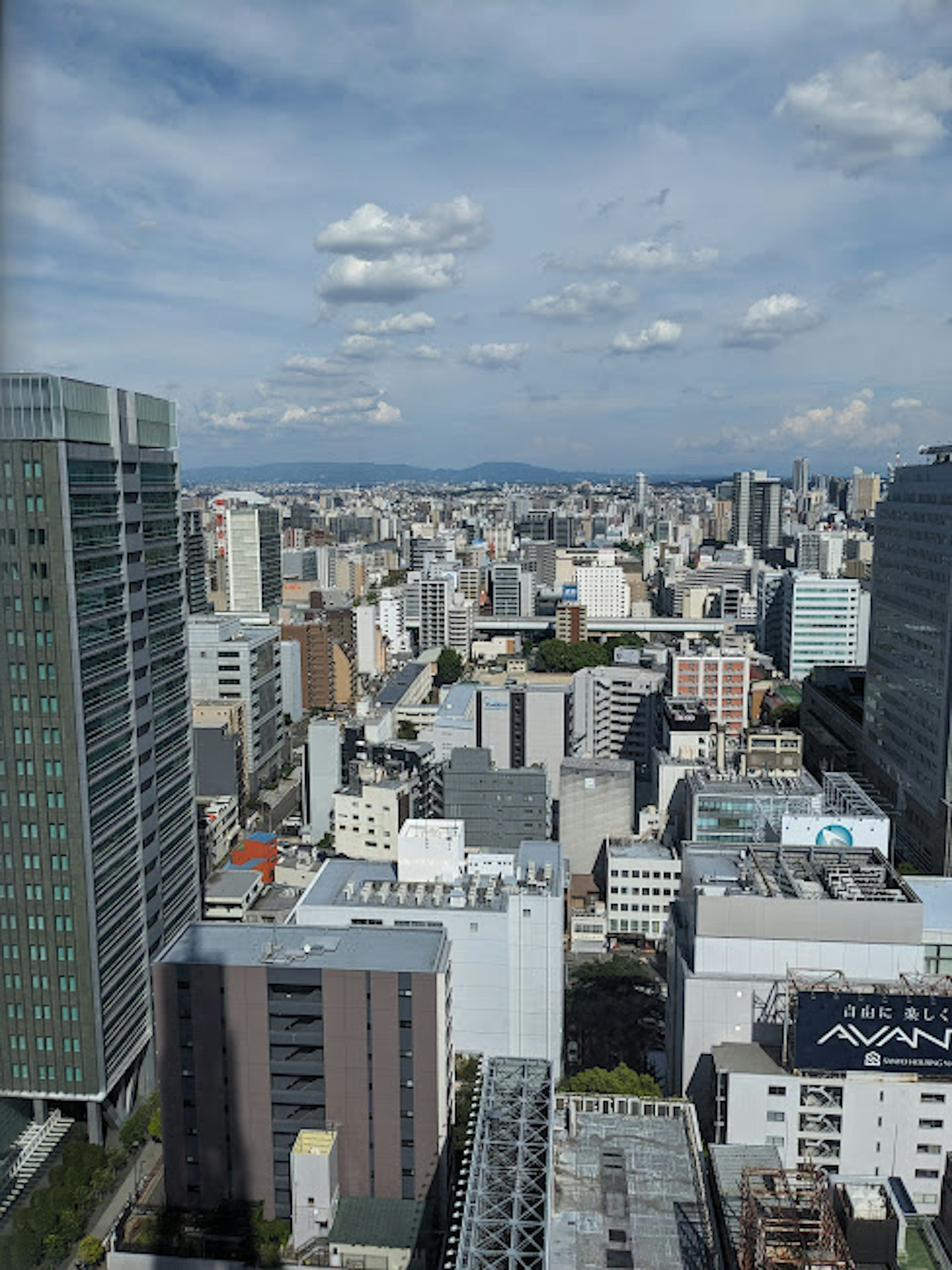 Skyline di una città con grattacieli e cielo blu