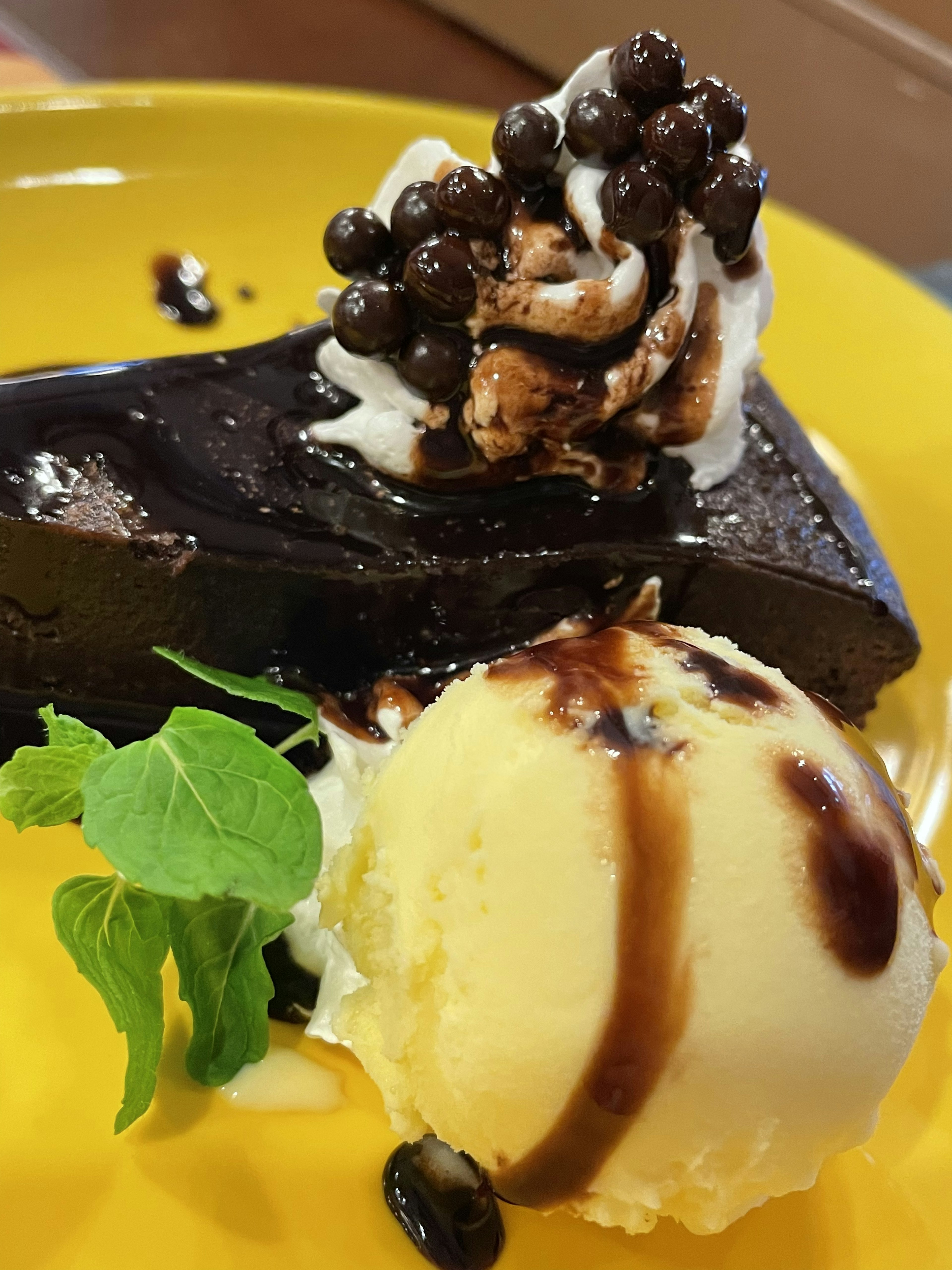 Dessert avec gâteau au chocolat et glace à la vanille