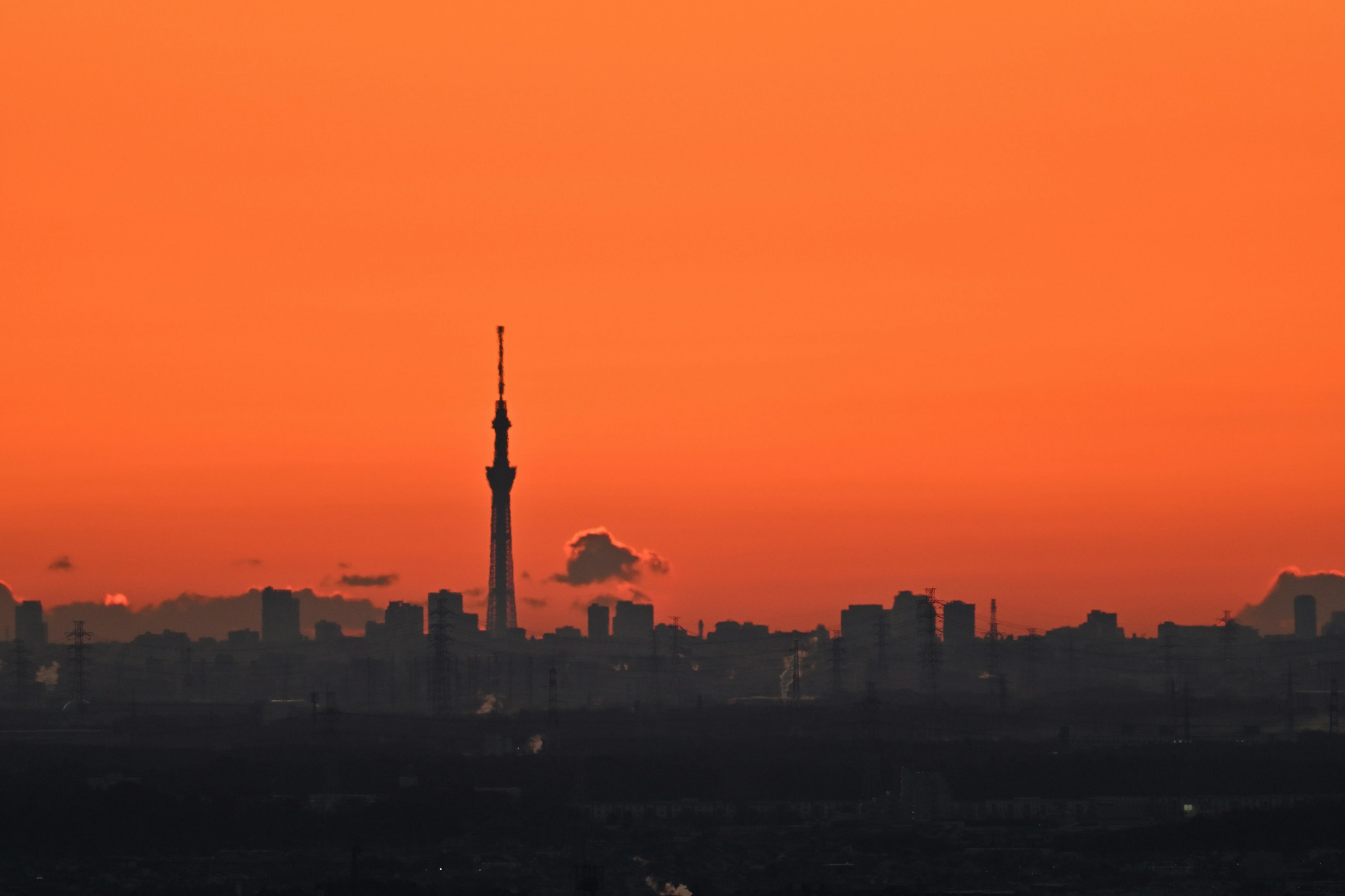 東京晴空塔在橙色日落天空的剪影