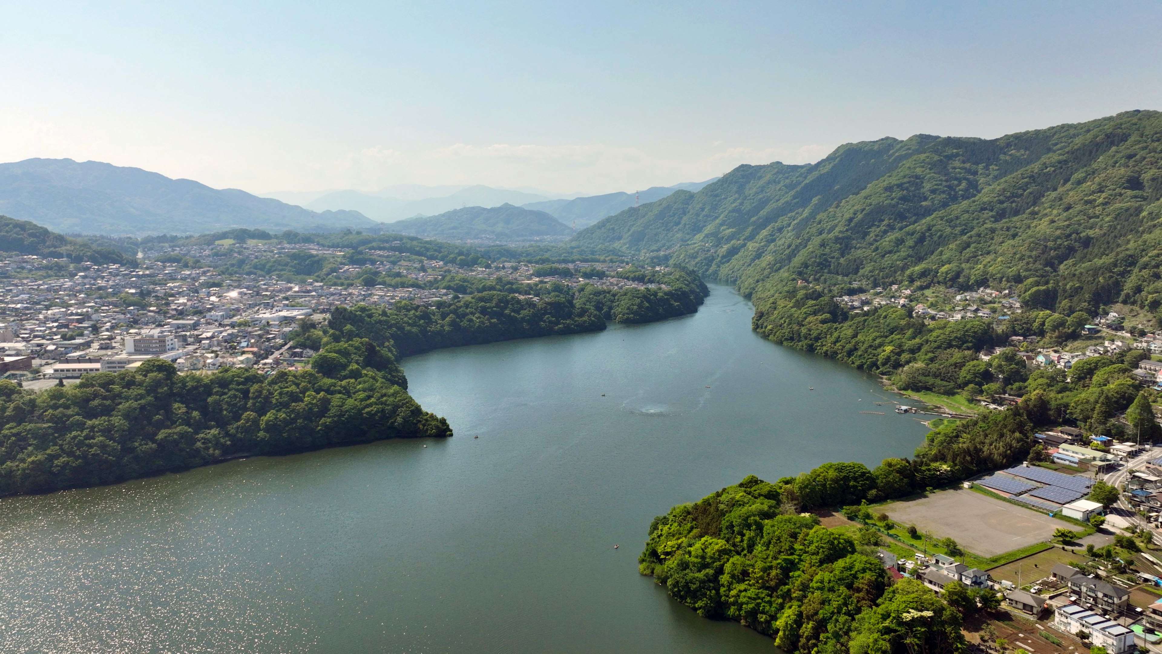 Vista panoramica di un fiume che scorre tra montagne verdi