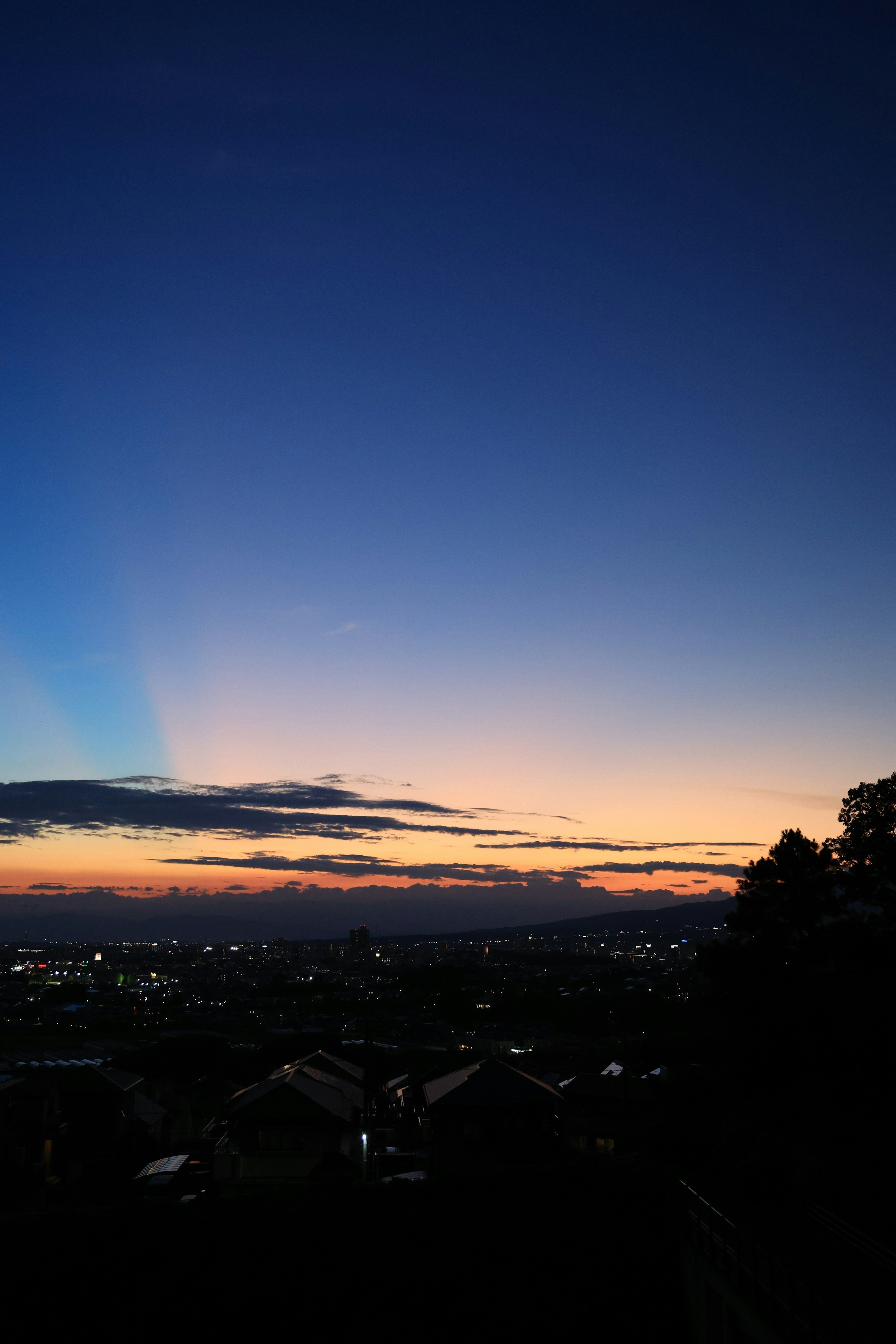 城市風景上美麗的日落天空