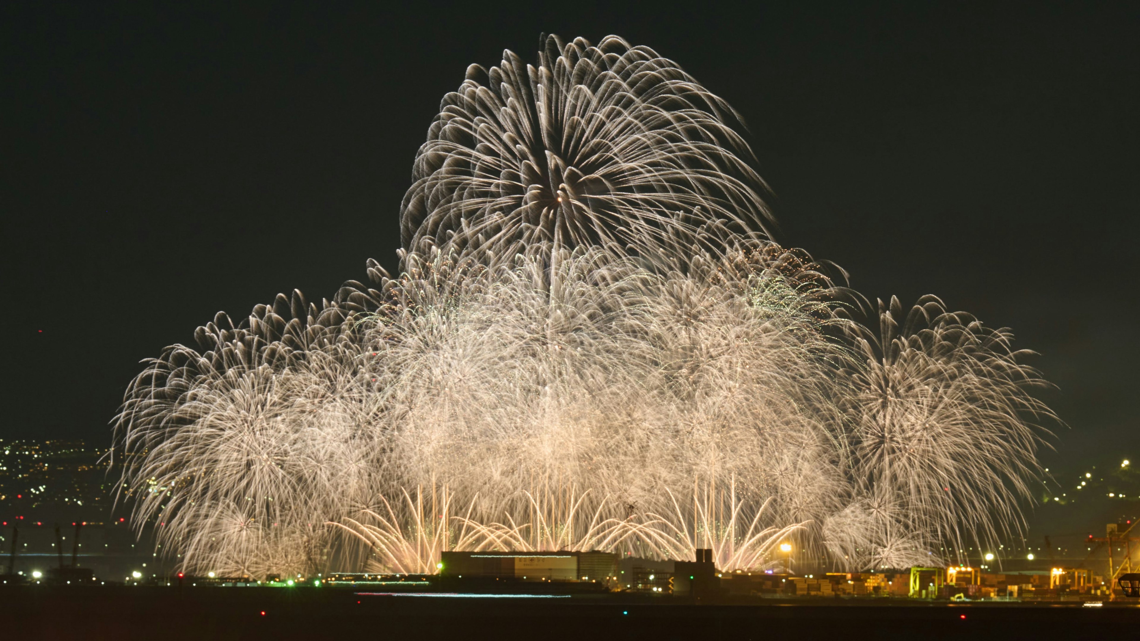 夜空中绚丽的烟花表演，明亮的白色火花