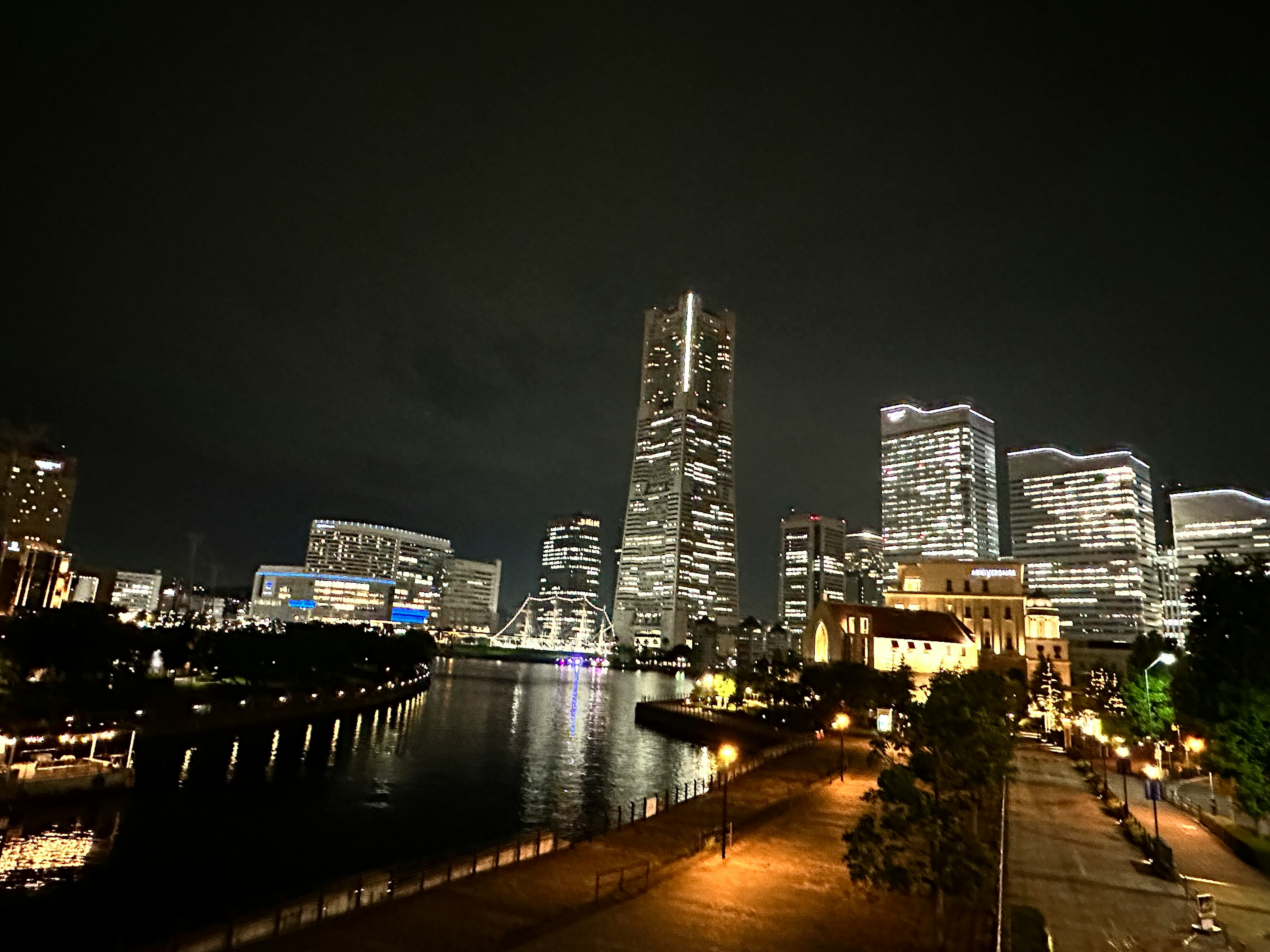 夜の横浜の摩天楼と川の景色