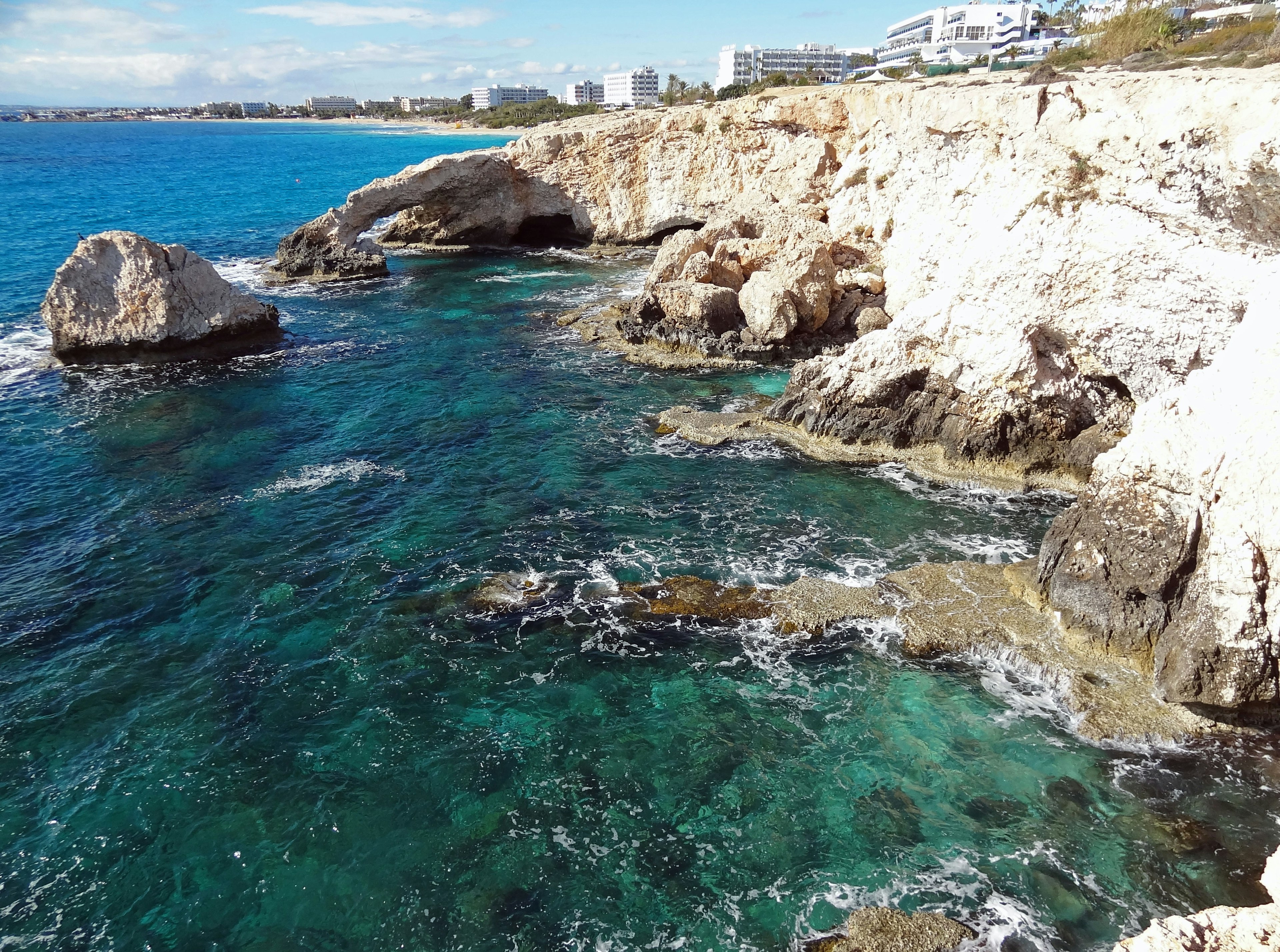 Beau paysage côtier avec mer bleue et rochers blancs