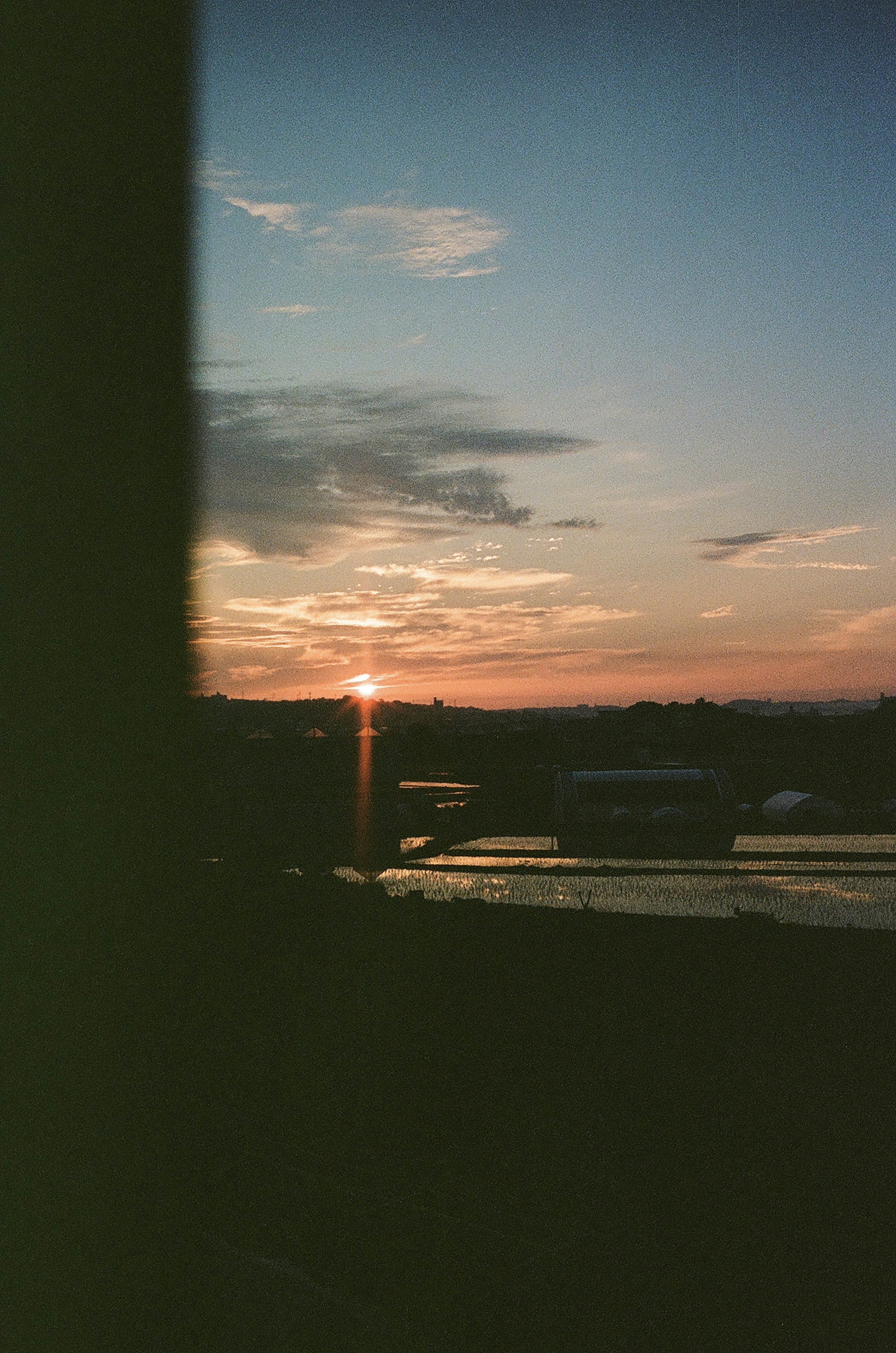 Belle vue du coucher de soleil avec des reflets sur l'eau